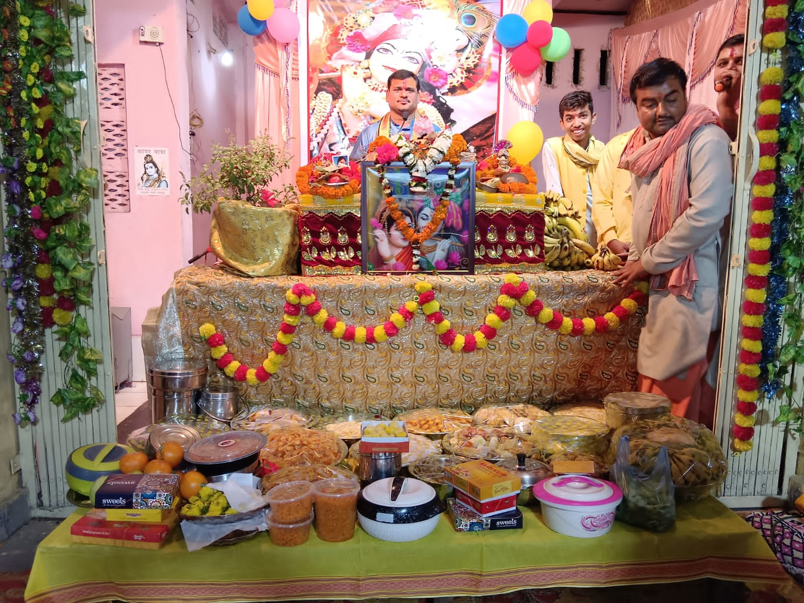 Children showed devotion in Govardhan Puja. An atmosphere full of devotion is created in the Shrimad Bhagwat Katha Gyan Yagya going on in the premises of Shri Siddhivinayak Shiv Sai Hanuman Temple of Gayatri Nagar. Raipur (khabargali) Shri Siddhivinayak Shiv Sai Hanuman Temple of the capital Gayatri Nagar.  During Shrimad Bhagwat Katha Gyan Yagya, the children of the colony showed devotion in the context of Gobardhan Puja today during the story of Maharaj Pandit Shivanand Maharaj of Chitrakoot Dham, Raipur, Khabargali.