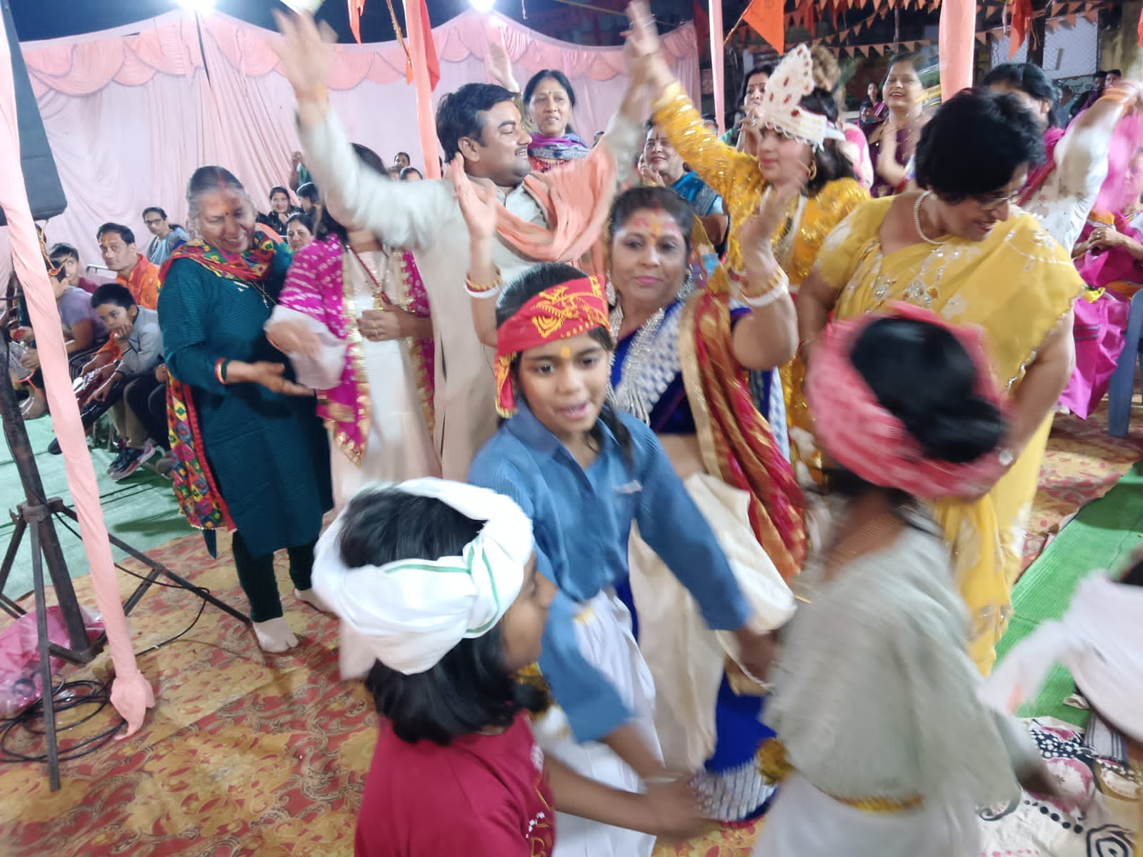 Children showed devotion in Govardhan Puja. An atmosphere full of devotion is created in the Shrimad Bhagwat Katha Gyan Yagya going on in the premises of Shri Siddhivinayak Shiv Sai Hanuman Temple of Gayatri Nagar. Raipur (khabargali) Shri Siddhivinayak Shiv Sai Hanuman Temple of the capital Gayatri Nagar.  During Shrimad Bhagwat Katha Gyan Yagya, the children of the colony showed devotion in the context of Gobardhan Puja today during the story of Maharaj Pandit Shivanand Maharaj of Chitrakoot Dham, Raipur, Khabargali.