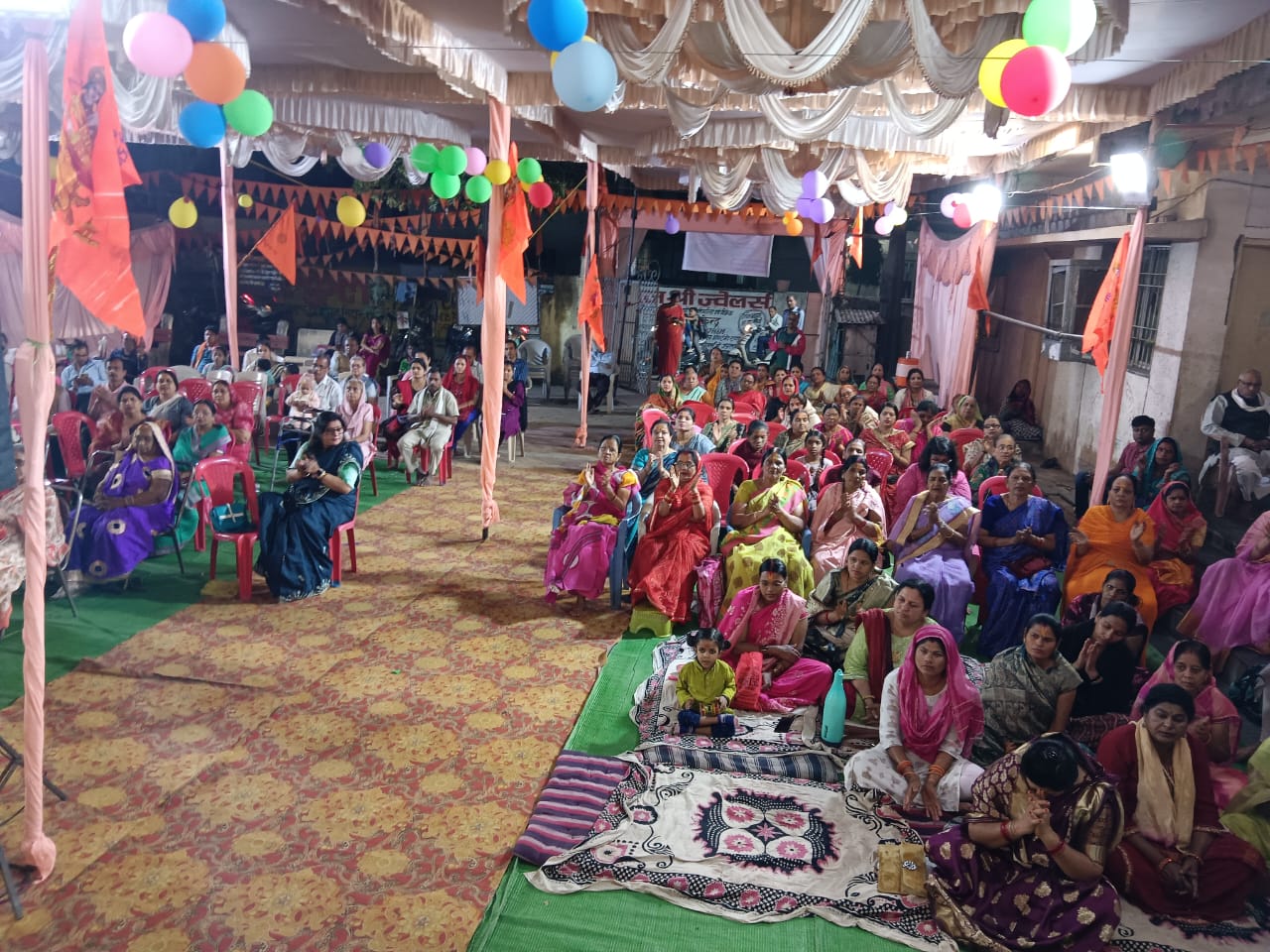 Children showed devotion in Govardhan Puja. An atmosphere full of devotion is created in the Shrimad Bhagwat Katha Gyan Yagya going on in the premises of Shri Siddhivinayak Shiv Sai Hanuman Temple of Gayatri Nagar. Raipur (khabargali) Shri Siddhivinayak Shiv Sai Hanuman Temple of the capital Gayatri Nagar.  During Shrimad Bhagwat Katha Gyan Yagya, the children of the colony showed devotion in the context of Gobardhan Puja today during the story of Maharaj Pandit Shivanand Maharaj of Chitrakoot Dham, Raipur, Khabargali.