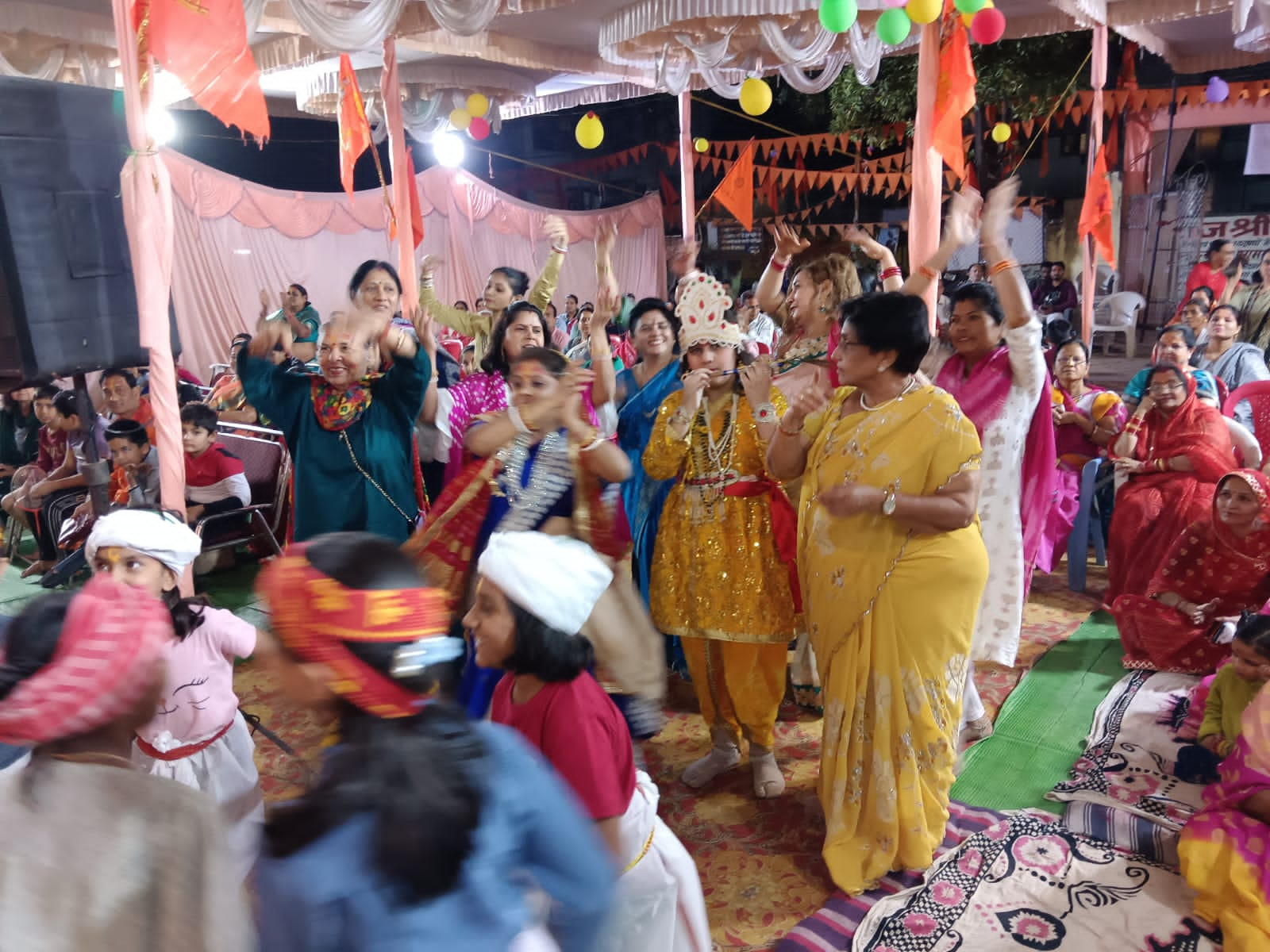 Children showed devotion in Govardhan Puja. An atmosphere full of devotion is created in the Shrimad Bhagwat Katha Gyan Yagya going on in the premises of Shri Siddhivinayak Shiv Sai Hanuman Temple of Gayatri Nagar. Raipur (khabargali) Shri Siddhivinayak Shiv Sai Hanuman Temple of the capital Gayatri Nagar.  During Shrimad Bhagwat Katha Gyan Yagya, the children of the colony showed devotion in the context of Gobardhan Puja today during the story of Maharaj Pandit Shivanand Maharaj of Chitrakoot Dham, Raipur, Khabargali.