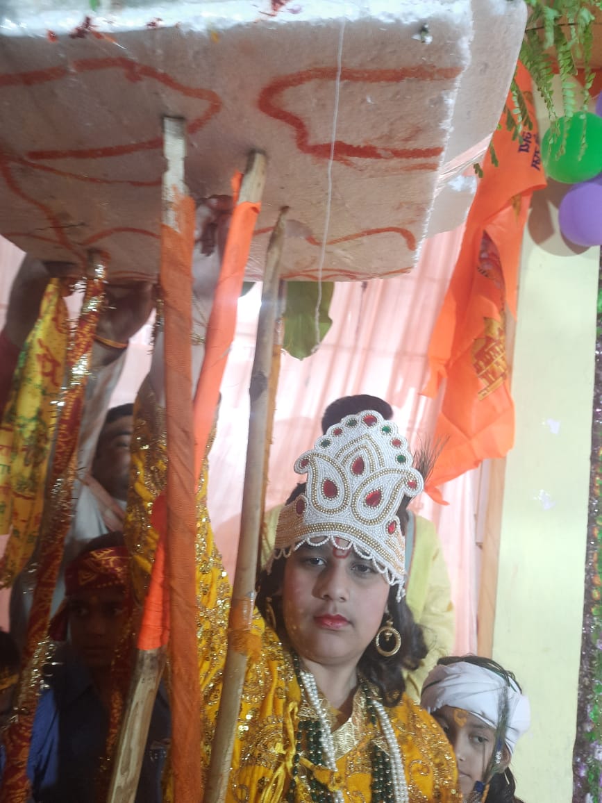 Children showed devotion in Govardhan Puja. An atmosphere full of devotion is created in the Shrimad Bhagwat Katha Gyan Yagya going on in the premises of Shri Siddhivinayak Shiv Sai Hanuman Temple of Gayatri Nagar. Raipur (khabargali) Shri Siddhivinayak Shiv Sai Hanuman Temple of the capital Gayatri Nagar.  During Shrimad Bhagwat Katha Gyan Yagya, the children of the colony showed devotion in the context of Gobardhan Puja today during the story of Maharaj Pandit Shivanand Maharaj of Chitrakoot Dham, Raipur, Khabargali.