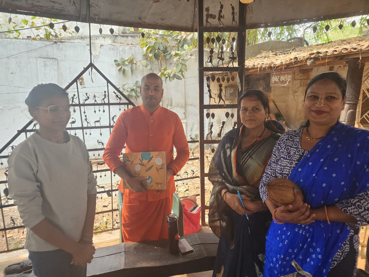 Shri Shri 1008 Shri Shivanand Ji Sant Maharaj reached Garh Kaleva, Director Gyandeep praised the women's group, Mrs. Rekha Tiwari, Director Padmashree Tiwari, Culture Department, Raipur, Chhattisgarh, Khabargali.