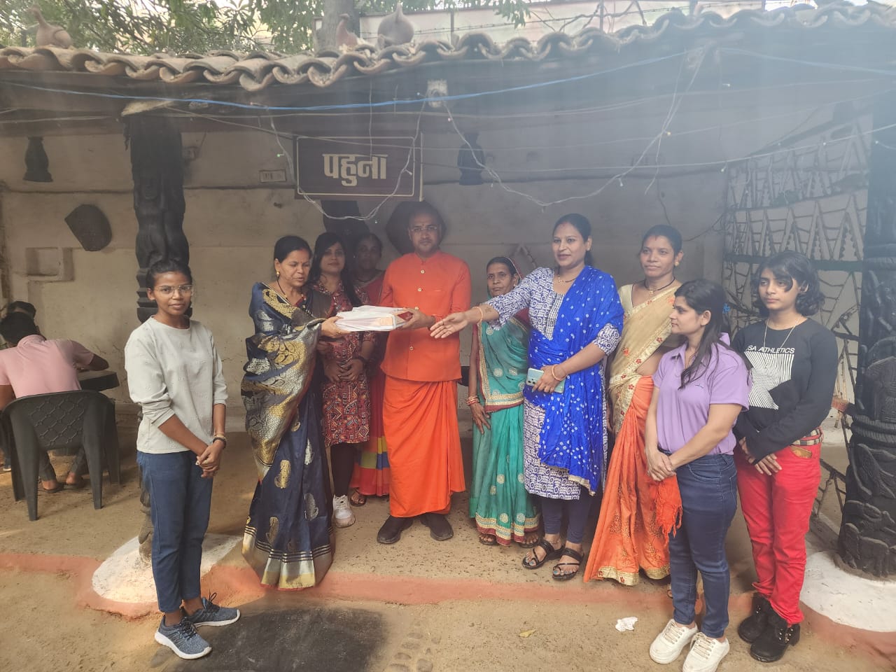 Shri Shri 1008 Shri Shivanand Ji Sant Maharaj reached Garh Kaleva, Director Gyandeep praised the women's group, Mrs. Rekha Tiwari, Director Padmashree Tiwari, Culture Department, Raipur, Chhattisgarh, Khabargali.
