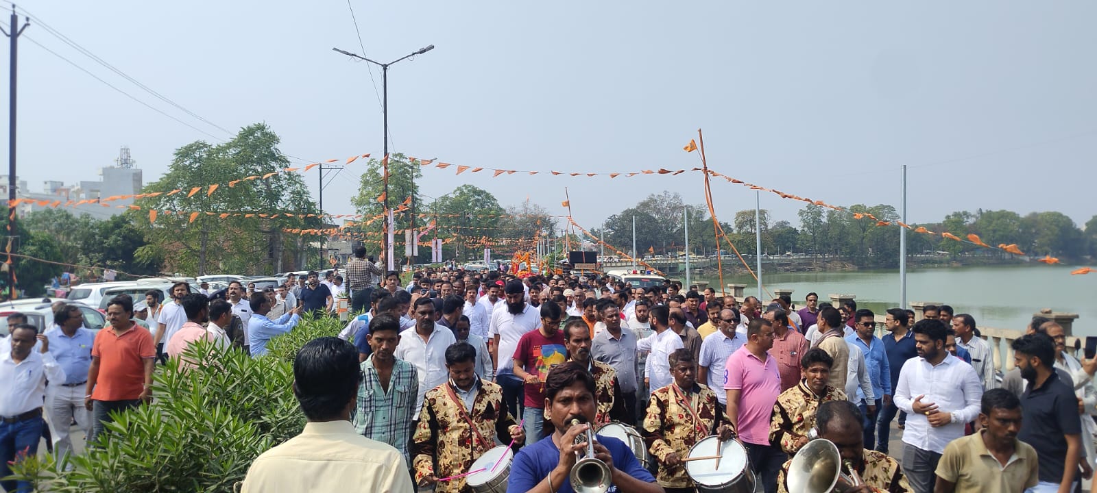 Pistachio Devi merged into Panchatatva, crowd gathered in the last journey of minister Brijmohan Agarwal's mother, wife of social worker Ramjilal Agarwal, mother of Gopal Agarwal, Brijmohan Agarwal, Vijay Agarwal, Yogesh and Yashwant Agarwal passed away, Raipur, Chhattisgarh, Khabargali