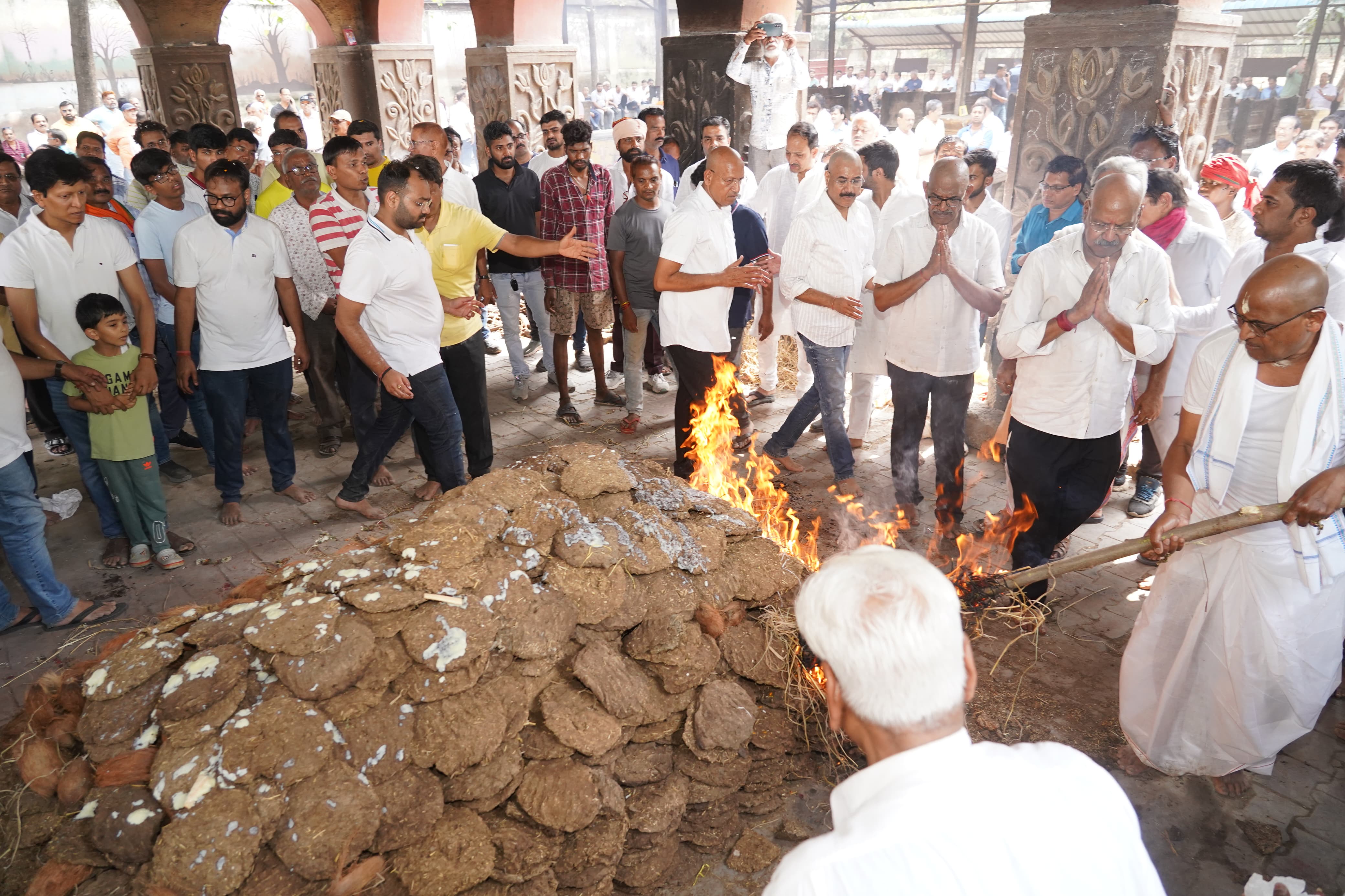 Pistachio Devi merged into Panchatatva, crowd gathered in the last journey of minister Brijmohan Agarwal's mother, wife of social worker Ramjilal Agarwal, mother of Gopal Agarwal, Brijmohan Agarwal, Vijay Agarwal, Yogesh and Yashwant Agarwal passed away, Raipur, Chhattisgarh, Khabargali