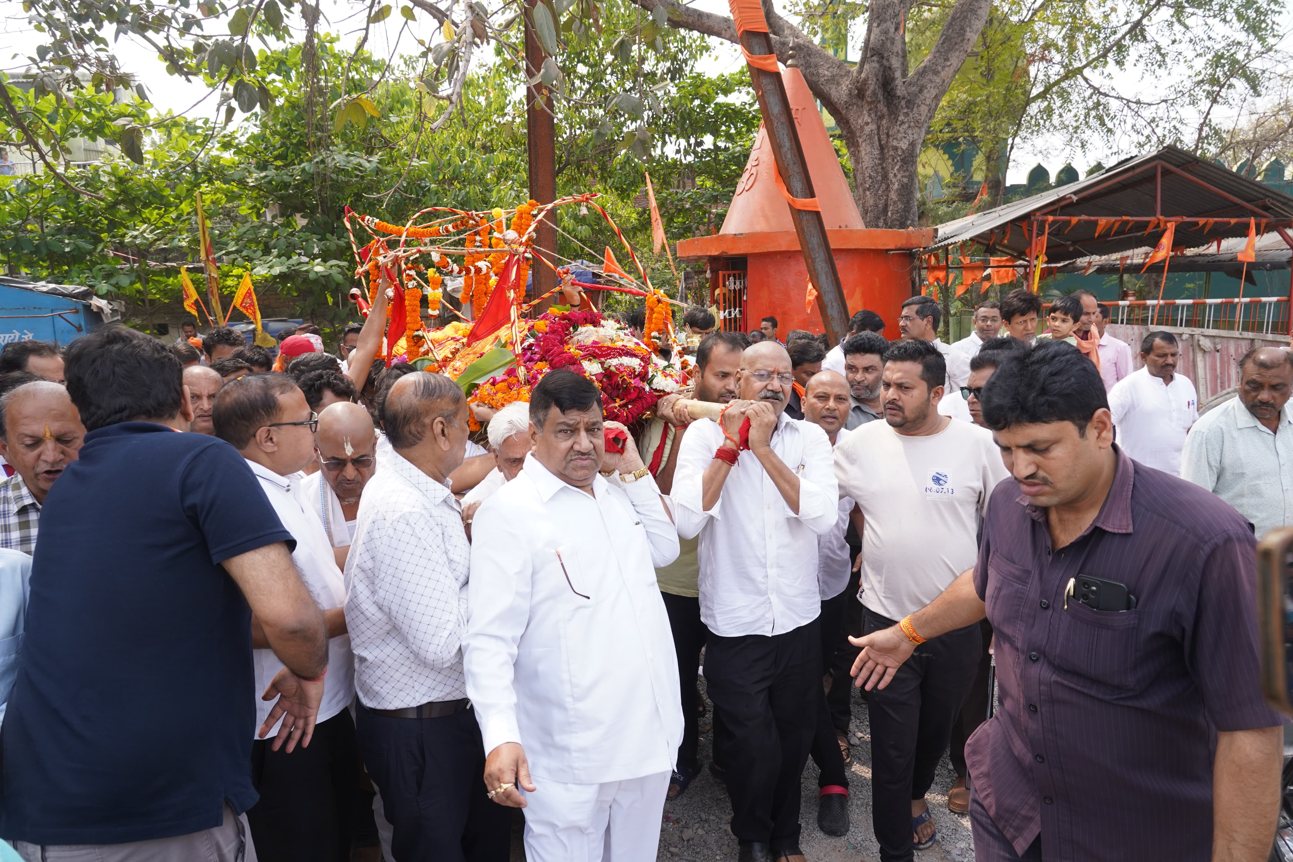 Pistachio Devi merged into Panchatatva, crowd gathered in the last journey of minister Brijmohan Agarwal's mother, wife of social worker Ramjilal Agarwal, mother of Gopal Agarwal, Brijmohan Agarwal, Vijay Agarwal, Yogesh and Yashwant Agarwal passed away, Raipur, Chhattisgarh, Khabargali