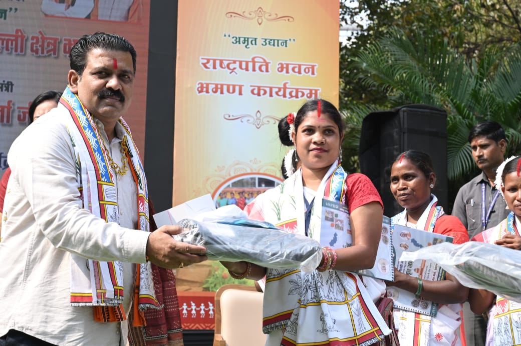 SHG Didis of Special Backward Tribe left for Delhi by plane, will meet the President, Deputy Chief Minister Shri Vijay Sharma called the Didis of Self Help Group home and left with gifts, Chhattisgarh, Khabargali