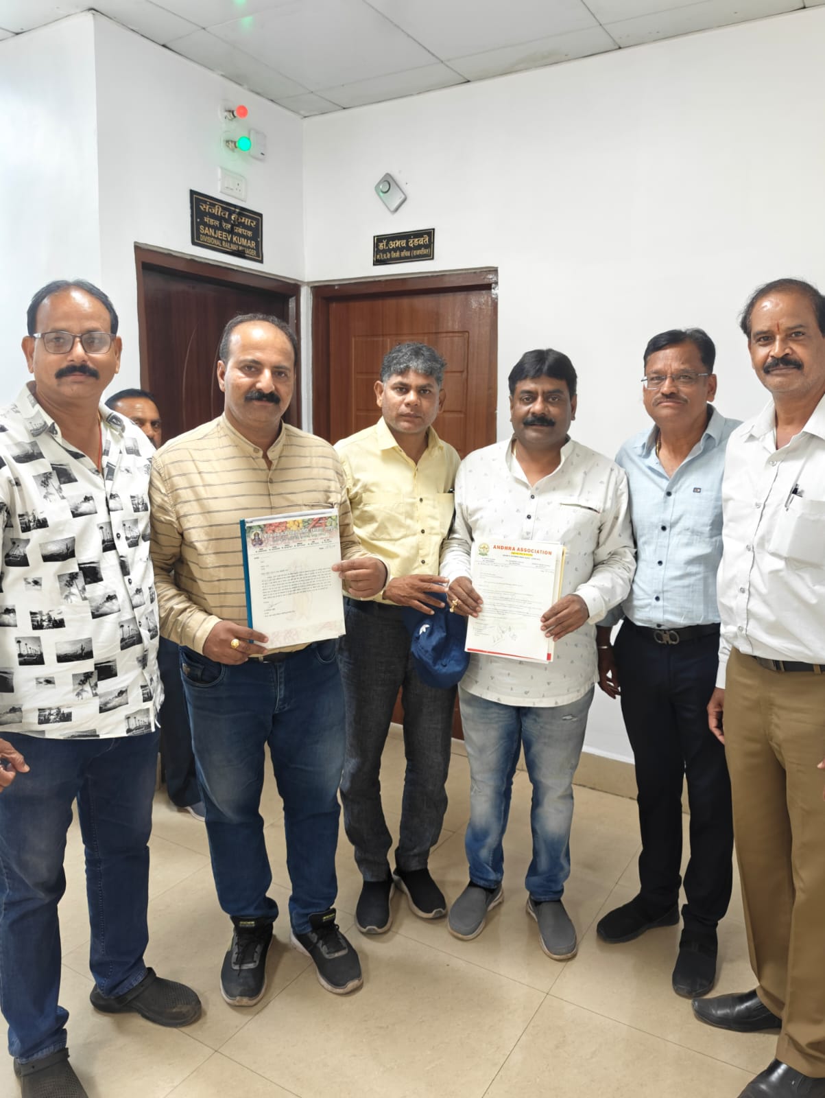Misbehavior with representatives of Telugu community by DRM, DRM Sanjeev Kumar, Memorandum regarding Vande Bharat Train, Andhra Association, Telugu Welfare Society, Chhattisgarh Reddy Sangham, Andhra Brahmin Samaj, Chhattisgarh Telugu Abhyudaya Brahmin Samaj, Chhattisgarh Telga Samaj. ,Chhattisgarh Shistkaranam Association, Raipur, Chhattisgarh, Khabargali