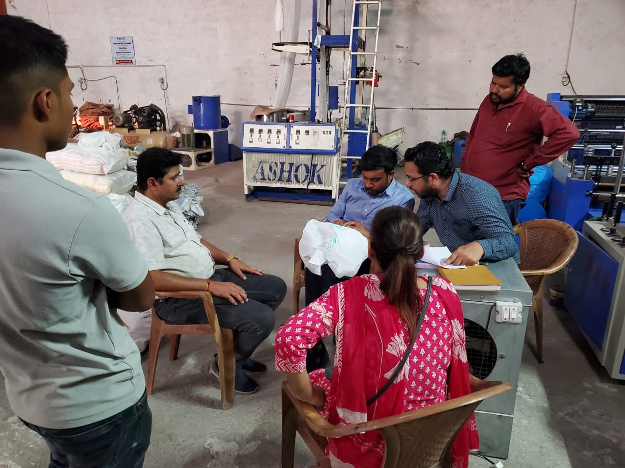 2800 kg carry bags seized from illegal plastic manufacturing and factory sealed, action taken by Chhattisgarh Public Works Department Regional Office Raipur, compensation will also be recovered for damage caused to the environment, M/s Vishwamitra Packaging Sondongri Raipur, Satyakarma Welfare Foundation Society, Superintendent Engineer A.C. Malu, Regional Officer P.K. Rabde, Environment Protection Act, Chhattisgarh, Khabargali