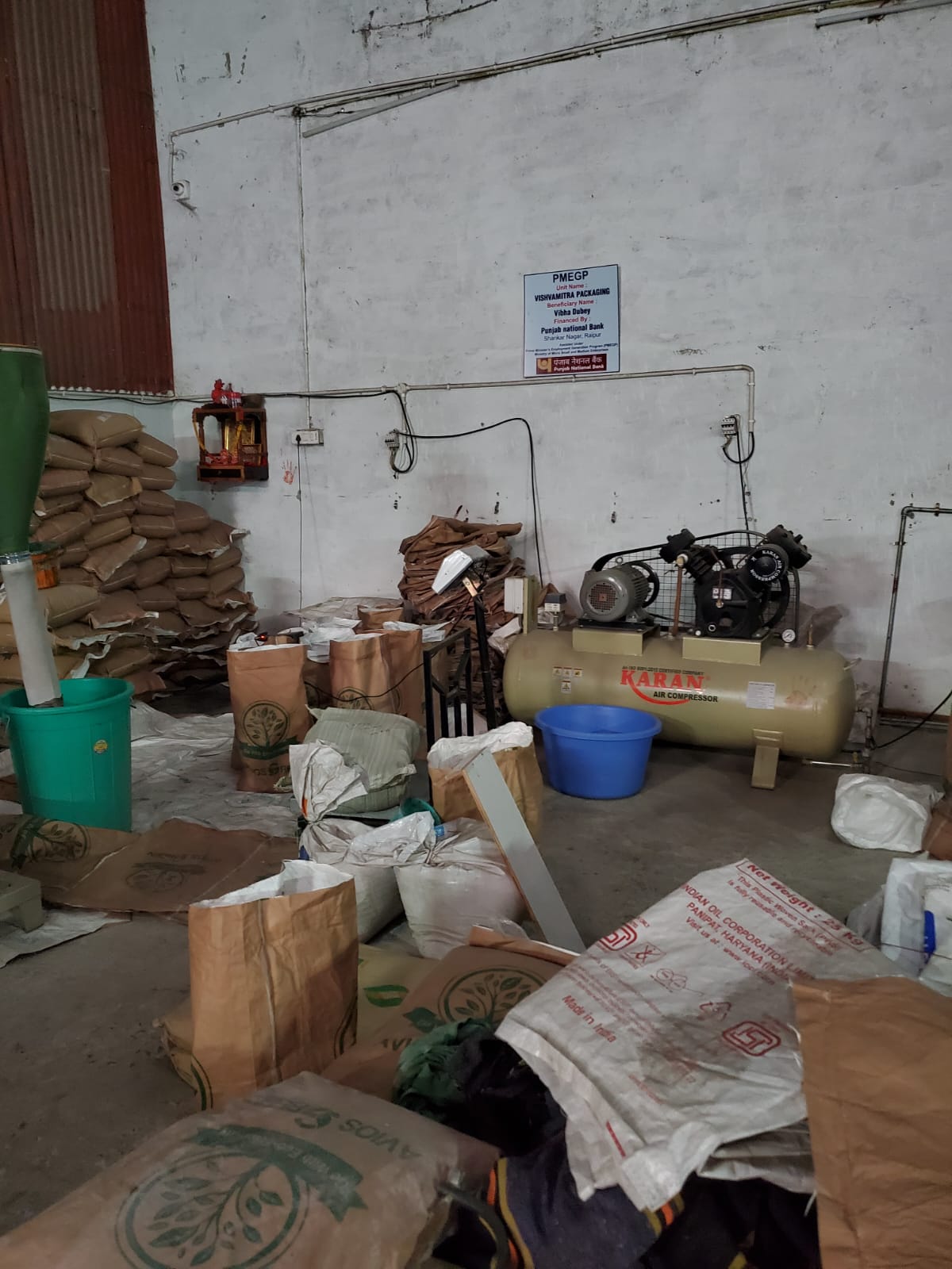 2800 kg carry bags seized from illegal plastic manufacturing and factory sealed, action taken by Chhattisgarh Public Works Department Regional Office Raipur, compensation will also be recovered for damage caused to the environment, M/s Vishwamitra Packaging Sondongri Raipur, Satyakarma Welfare Foundation Society, Superintendent Engineer A.C. Malu, Regional Officer P.K. Rabde, Environment Protection Act, Chhattisgarh, Khabargali
