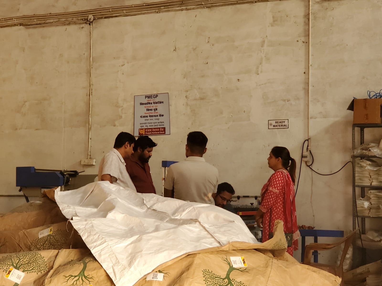2800 kg carry bags seized from illegal plastic manufacturing and factory sealed, action taken by Chhattisgarh Public Works Department Regional Office Raipur, compensation will also be recovered for damage caused to the environment, M/s Vishwamitra Packaging Sondongri Raipur, Satyakarma Welfare Foundation Society, Superintendent Engineer A.C. Malu, Regional Officer P.K. Rabde, Environment Protection Act, Chhattisgarh, Khabargali
