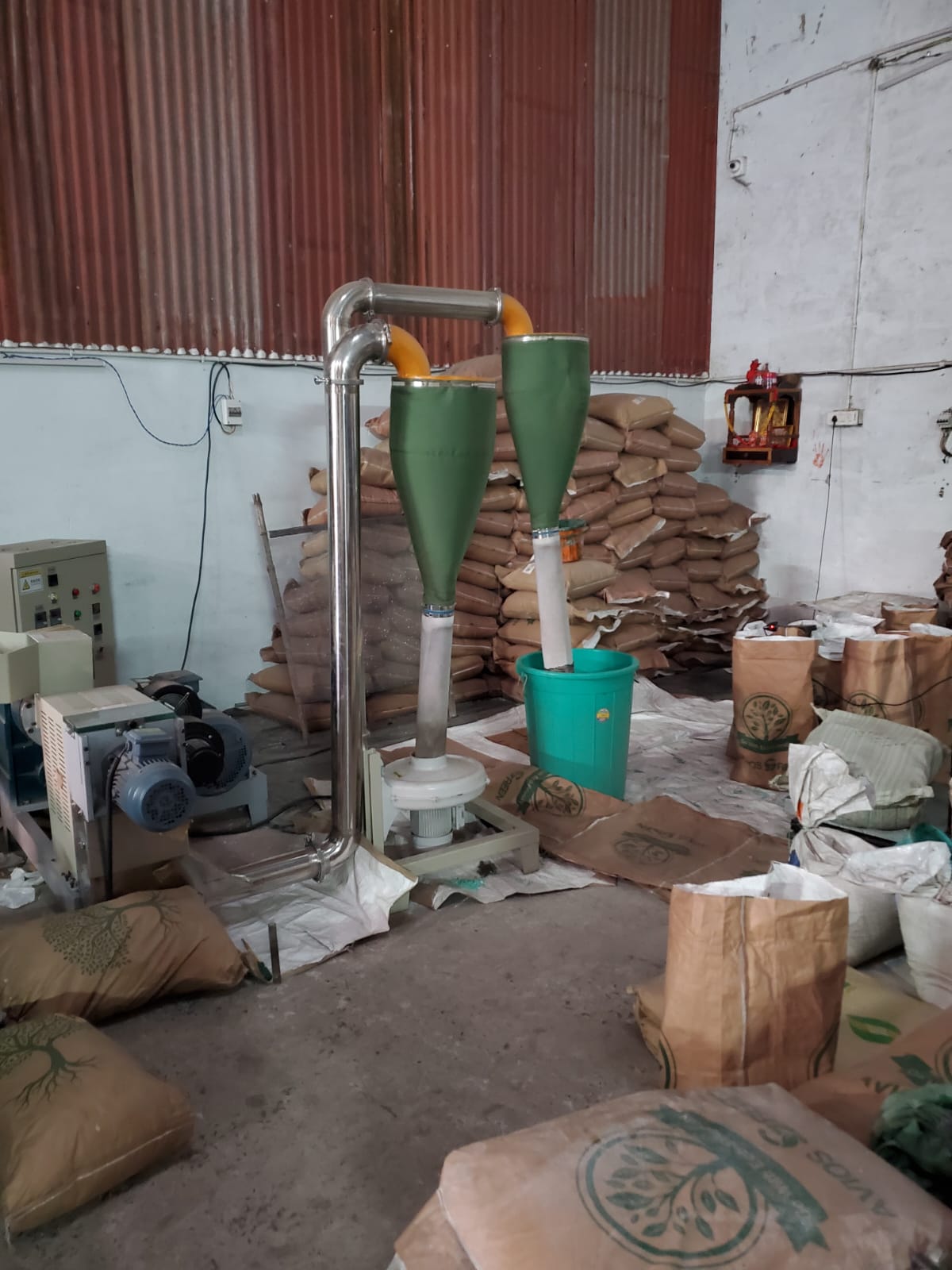 2800 kg carry bags seized from illegal plastic manufacturing and factory sealed, action taken by Chhattisgarh Public Works Department Regional Office Raipur, compensation will also be recovered for damage caused to the environment, M/s Vishwamitra Packaging Sondongri Raipur, Satyakarma Welfare Foundation Society, Superintendent Engineer A.C. Malu, Regional Officer P.K. Rabde, Environment Protection Act, Chhattisgarh, Khabargali