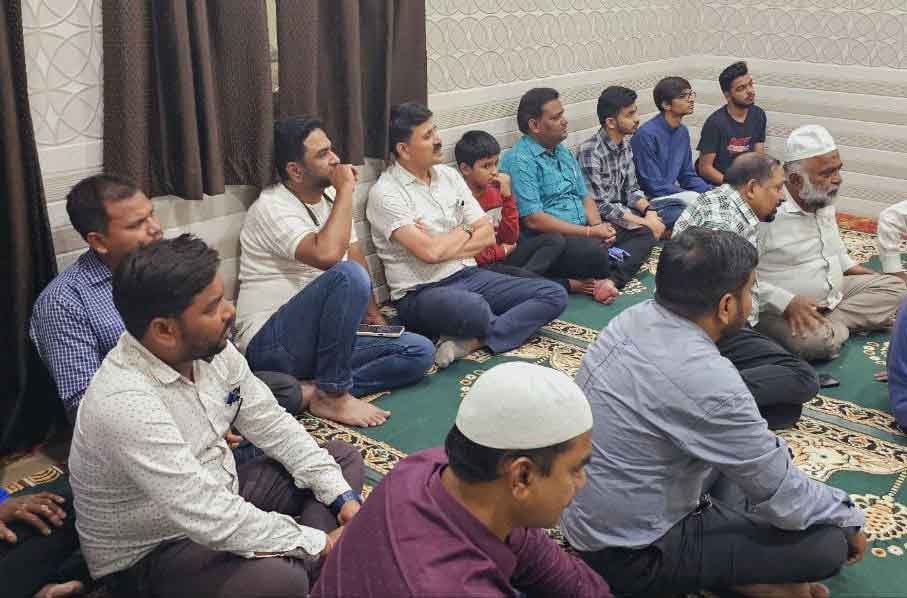 Jamaat-e-Islami Hind organized Roza Iftar party with different communities, Shafiq Ahmad, President, Jamaat-e-Islami Hind, Manmohan Singh Sailani of Sarva Aastha Manch, Prem Shankar Gotiya, Patron of All Muslim Welfare Faisal Rizvi, Daler Singh, Father Sebastian, Harish Joshi, Bhupender Singh, Harinder Singh, Praveen Jadhav, Gopi Raksail, Raipur, Chhattisgarh, Khabargali