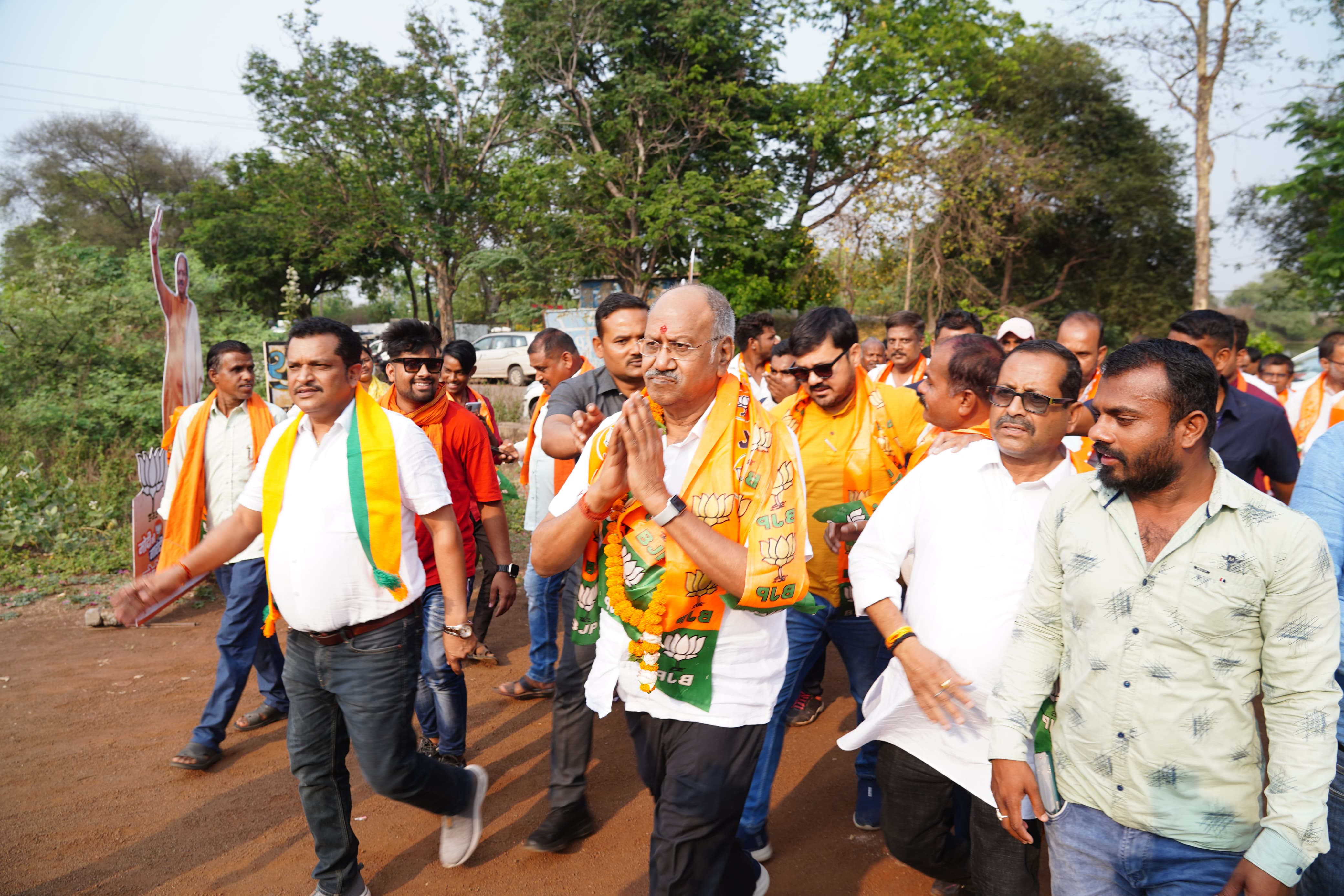 BJP workers from Dharsiwan assembly constituency took a pledge to make Brijmohan win by 1 lakh votes, Lok Sabha elections, Brijmohan Agarwal, BJP, Chhattisgarh, Khabargali