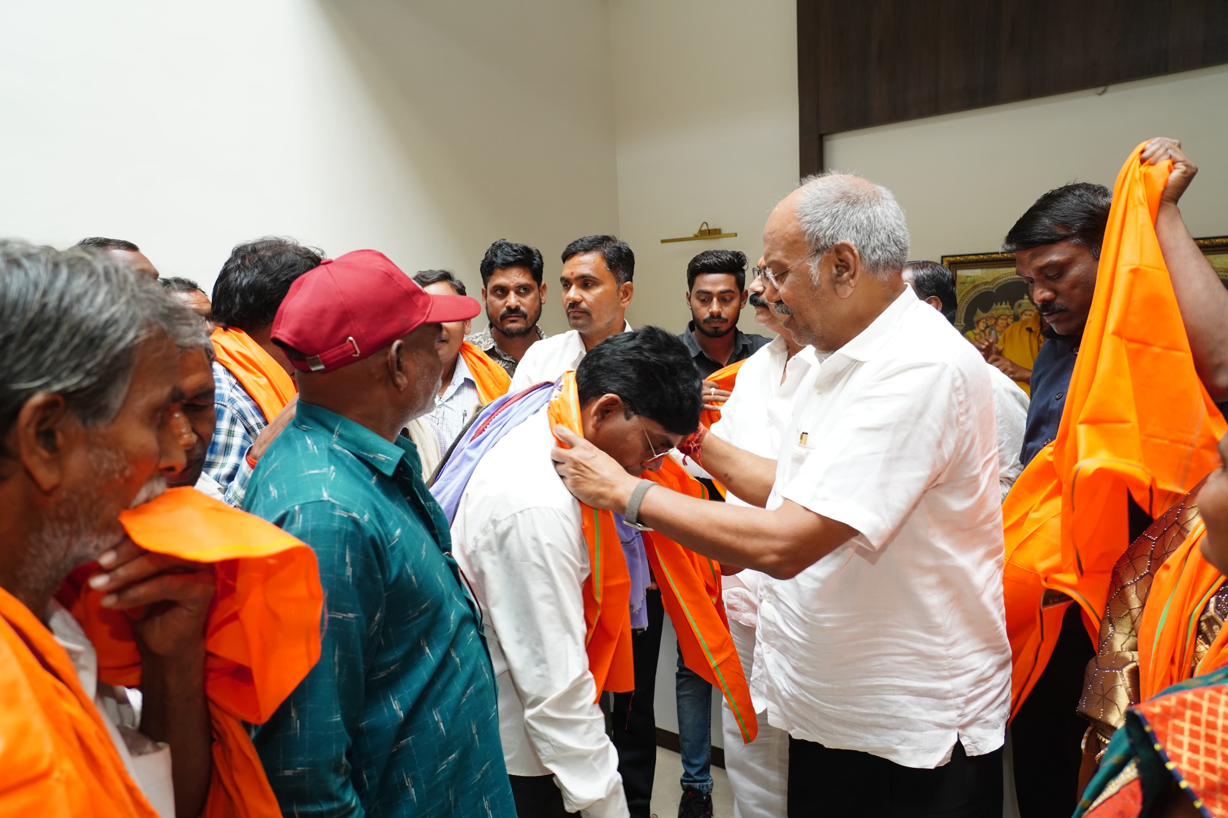 BJP candidate from Raipur Lok Sabha, Minister Brijmohan Agarwal, in the presence of Brijmohan, a large number of Sarpanchs, Panchs, Panchayat members, various community leaders and dignitaries joined the BJP, Chhattisgarh, Khabargali