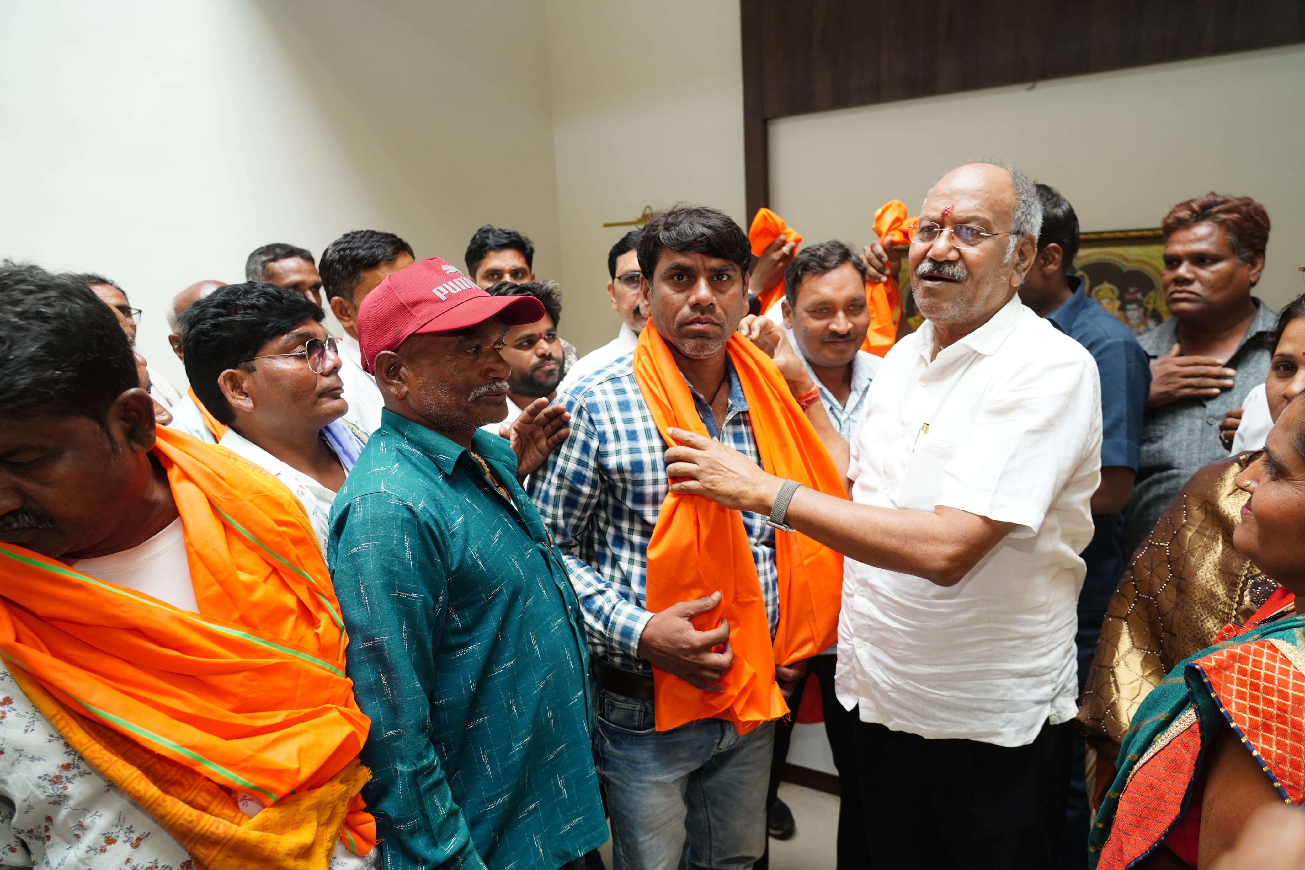 BJP candidate from Raipur Lok Sabha, Minister Brijmohan Agarwal, in the presence of Brijmohan, a large number of Sarpanchs, Panchs, Panchayat members, various community leaders and dignitaries joined the BJP, Chhattisgarh, Khabargali