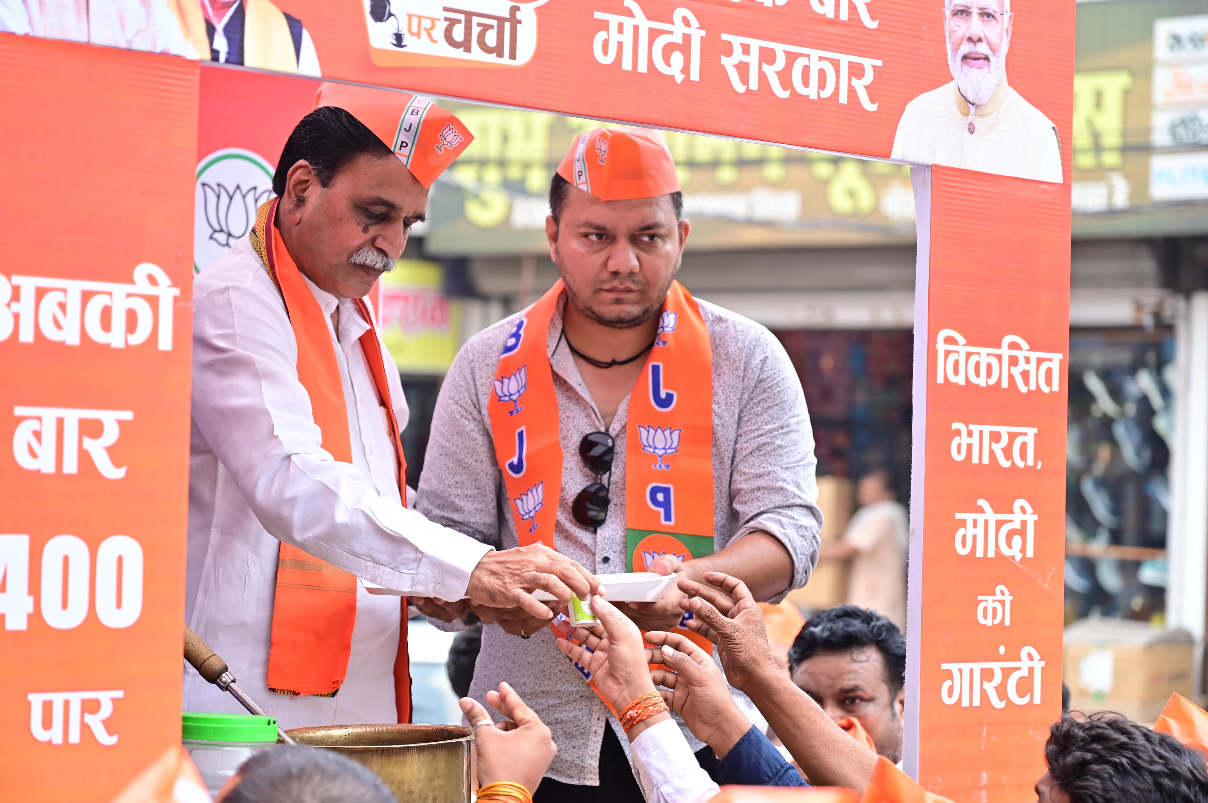 BJP candidate from Raipur Lok Sabha seat Brijmohan Agrawal, Youth Chaupal and discussion campaign over tea, Raipur Lok Sabha constituency in-charge and Raipur West MLA Rajesh Munat, Chhattisgarh, Khabargali