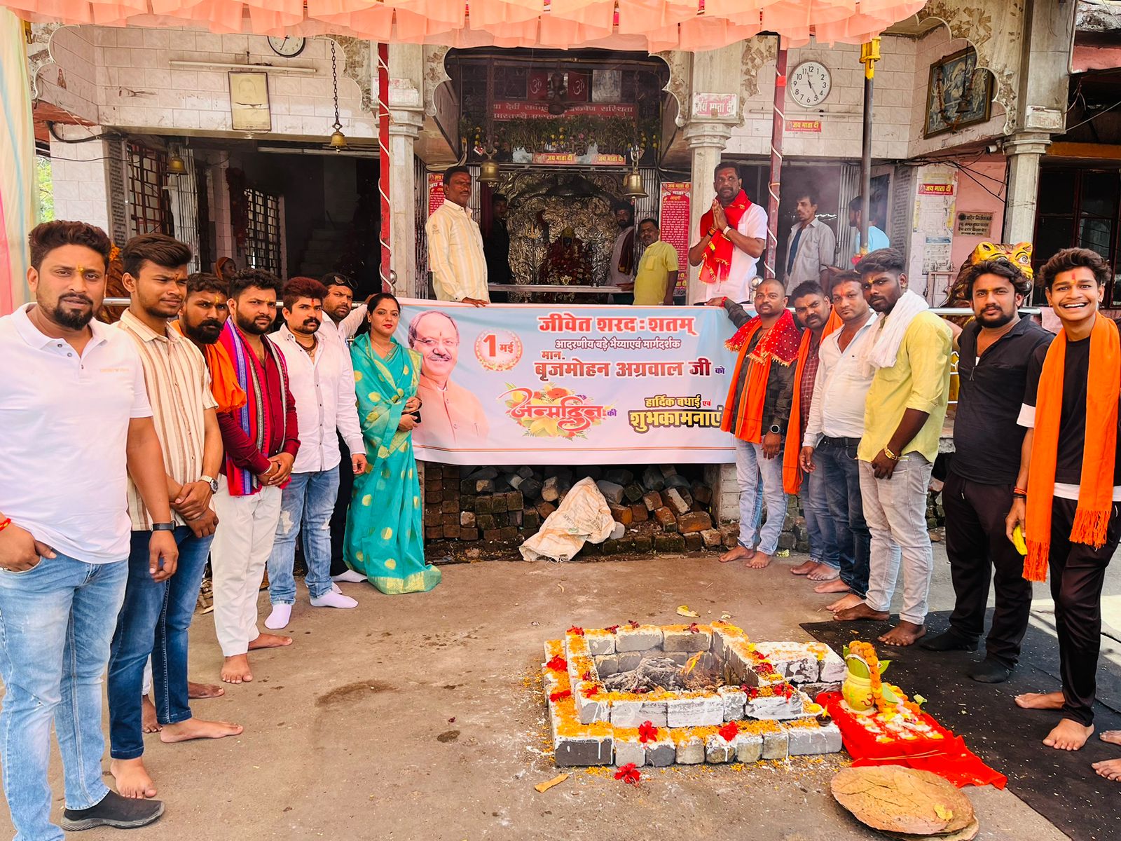 Brijmohan turned 65, fans made him cut 65 cakes, weighed him with laddus, distributed sherbet, havan and pujan were performed, many events were organized at various places, people kept coming to congratulate him at his residence, 1st May is Labor Day, birthday of Chhattisgarh's public leader minister Brijmohan Agarwal, Raipur, Chhattisgarh Khabargali