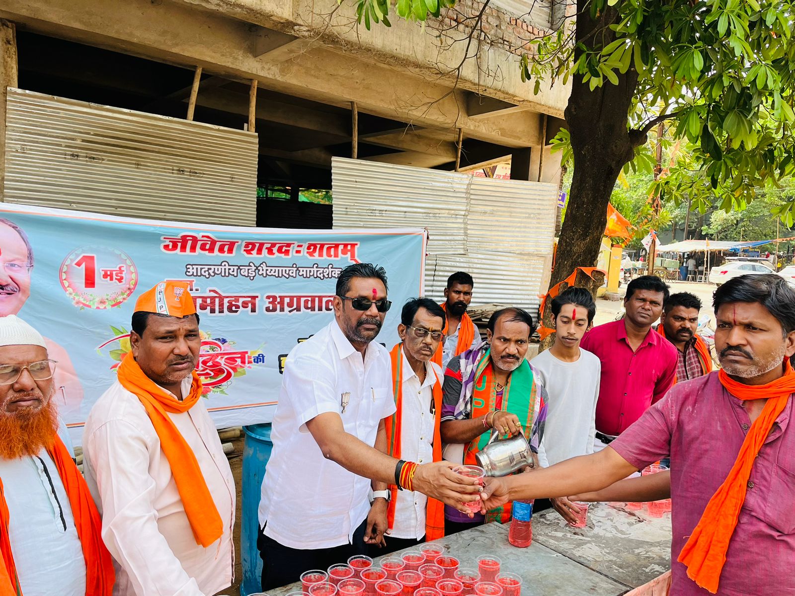 Brijmohan turned 65, fans made him cut 65 cakes, weighed him with laddus, distributed sherbet, havan and pujan were performed, many events were organized at various places, people kept coming to congratulate him at his residence, 1st May is Labor Day, birthday of Chhattisgarh's public leader minister Brijmohan Agarwal, Raipur, Chhattisgarh Khabargali