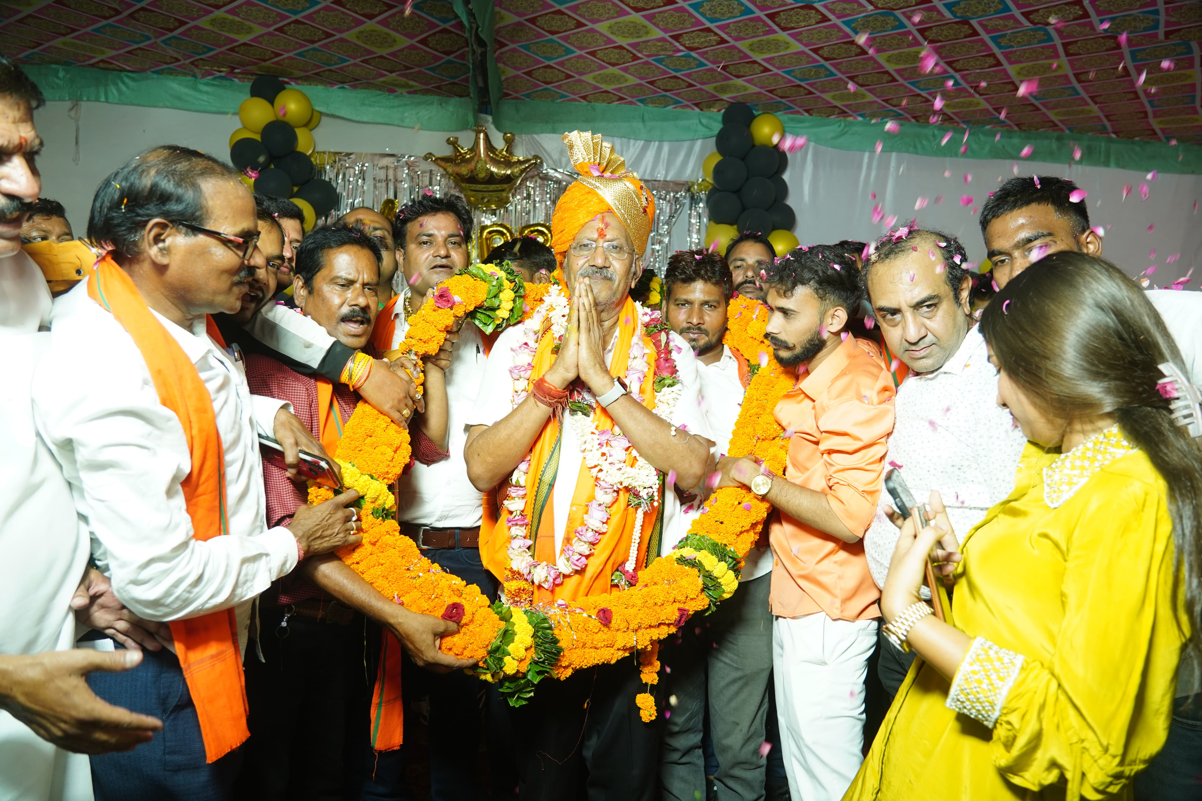 Brijmohan turned 65, fans made him cut 65 cakes, weighed him with laddus, distributed sherbet, havan and pujan were performed, many events were organized at various places, people kept coming to congratulate him at his residence, 1st May is Labor Day, birthday of Chhattisgarh's public leader minister Brijmohan Agarwal, Raipur, Chhattisgarh Khabargali