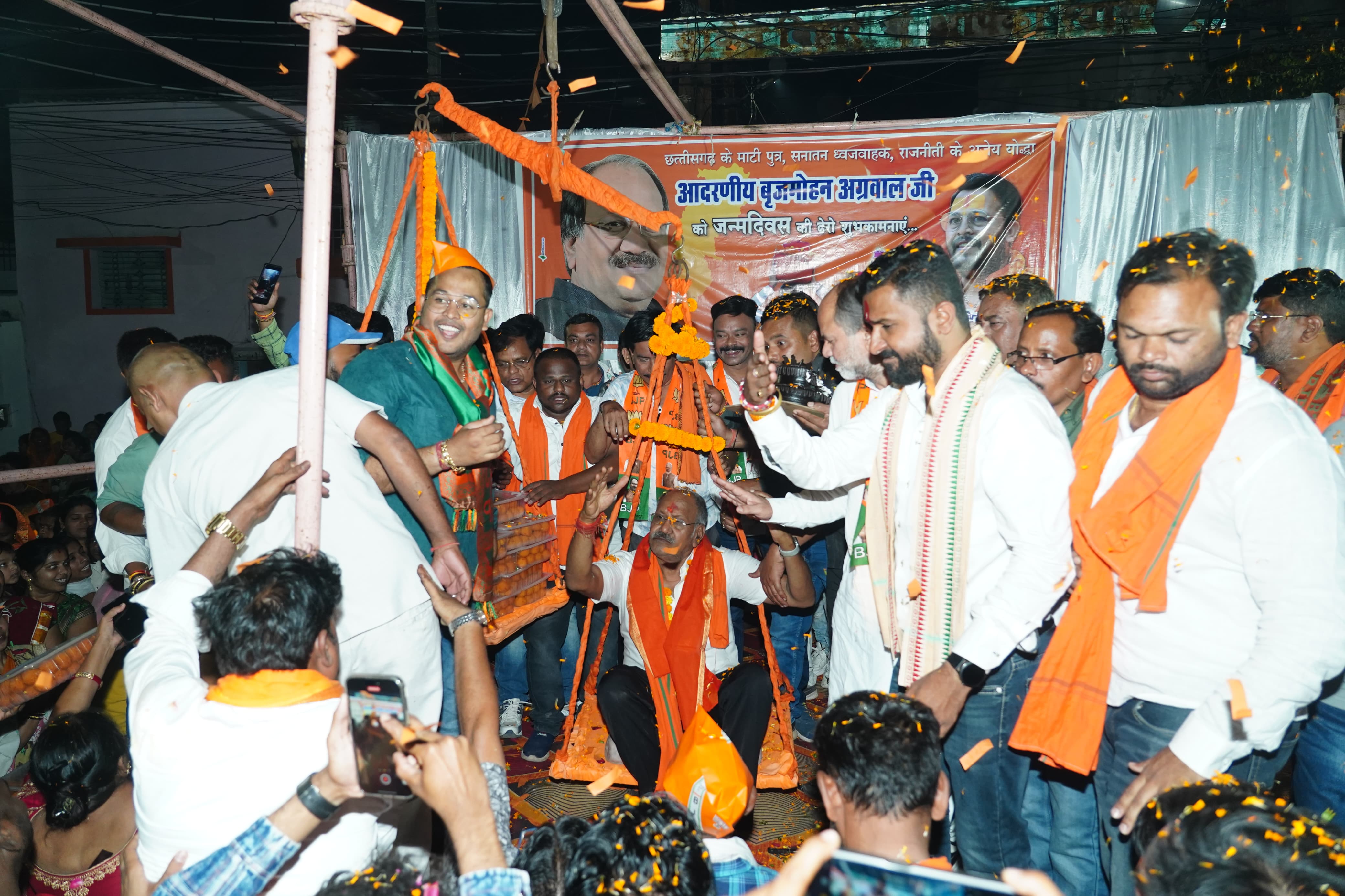 Brijmohan turned 65, fans made him cut 65 cakes, weighed him with laddus, distributed sherbet, havan and pujan were performed, many events were organized at various places, people kept coming to congratulate him at his residence, 1st May is Labor Day, birthday of Chhattisgarh's public leader minister Brijmohan Agarwal, Raipur, Chhattisgarh Khabargali