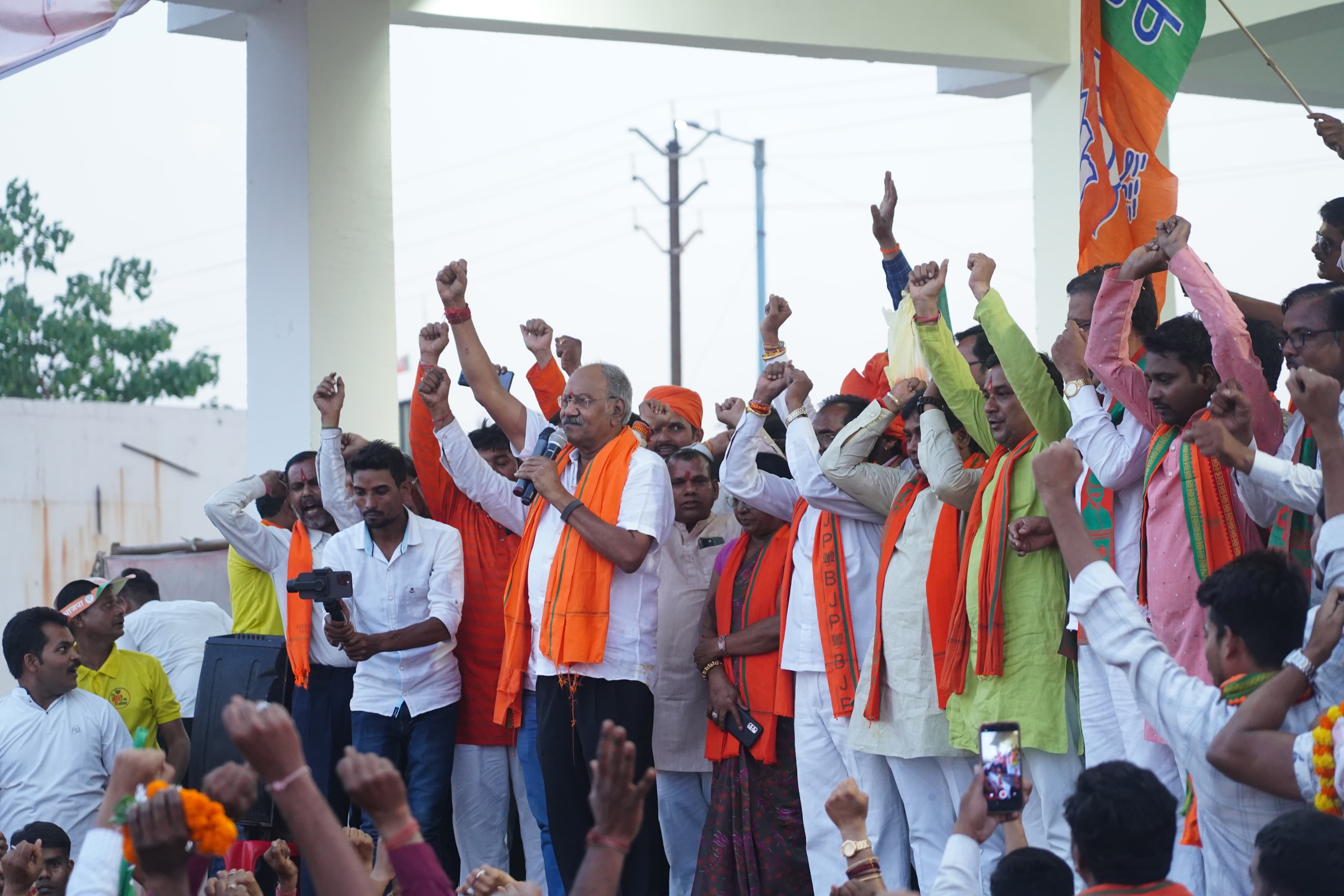 Brijmohan's road show in Raipur Rural Assembly on the last day of Lok Sabha election campaign, Raipur, Chhattisgarh, Khabargali