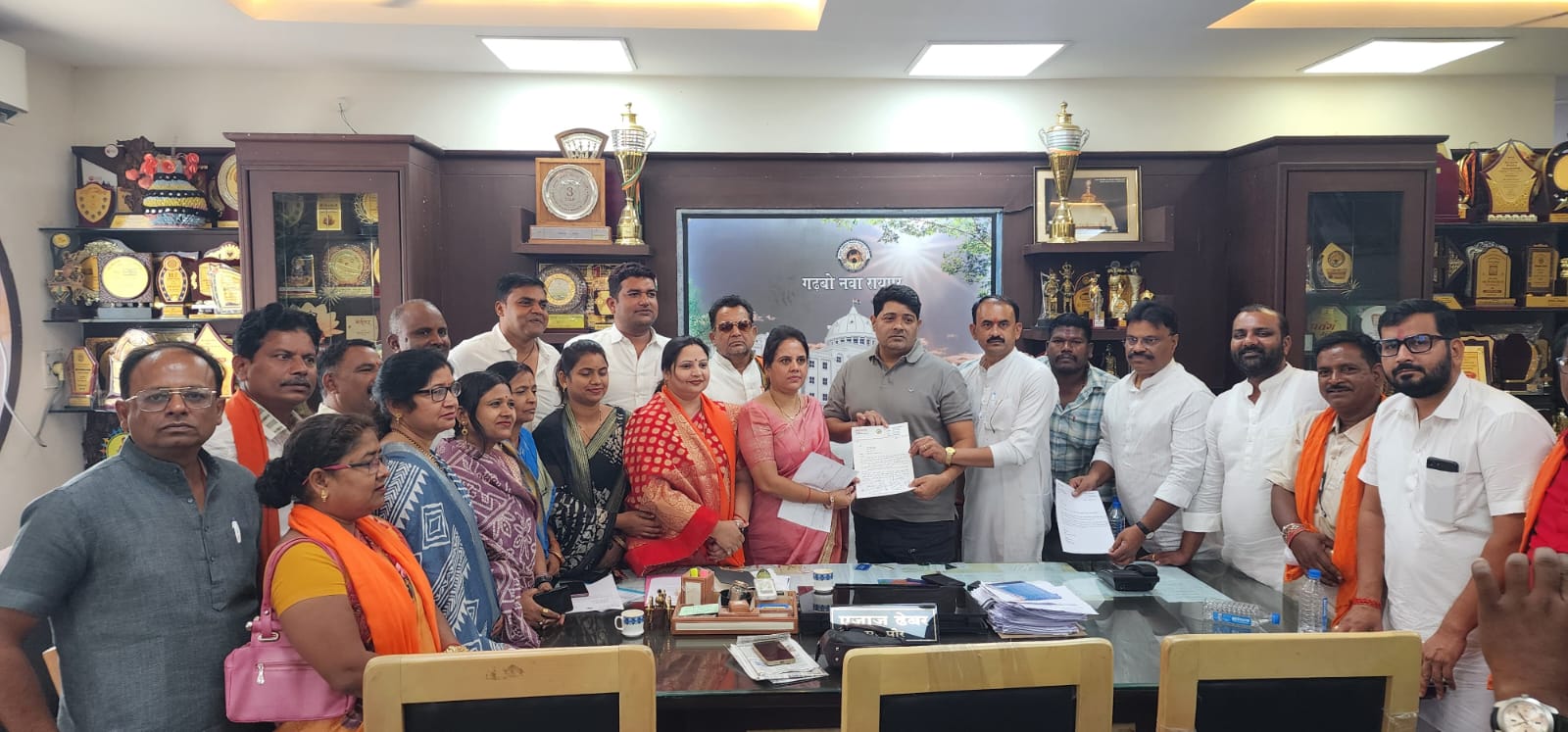 BJP councilors submitted a memorandum to the mayor regarding the water problem, where did the dustbins worth Rs 50 lakhs disappear?: Meenal Choubey, Raipur, Khabargali