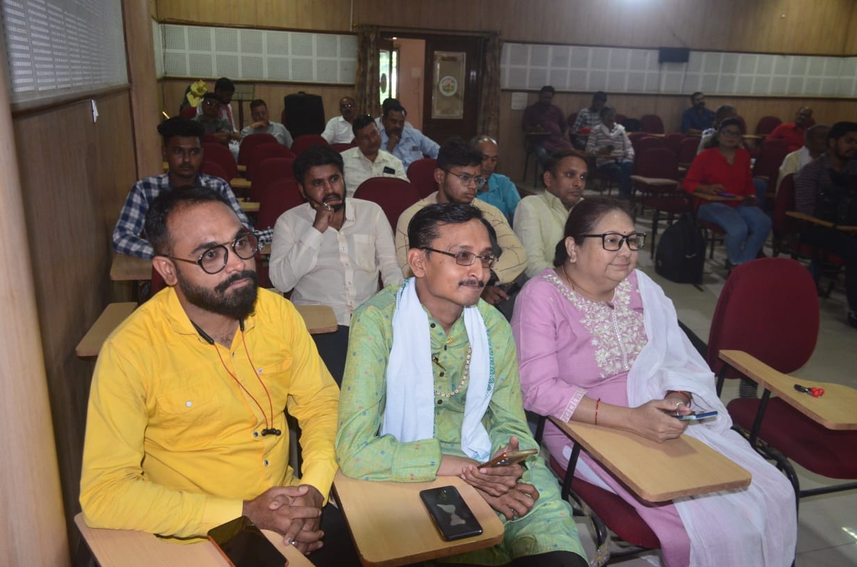 Narada Jayanti celebration organized at Raipur Press Club, Raipur Press Club, Kaushal Kishore Mishra, Manoj Baghel and senior photo journalist Vinay Sharma, Pradeep Joshi, Raipur Press Club President Prafull Thakur, General Secretary Vaibhav Shiv Pandey, Treasurer Raman Halwai, Joint Secretary Tripti Soni, Executive Member Bhavana Jha, Nadeem Menon, Parag Mishra, Raipur, Chhattisgarh, Khabargali