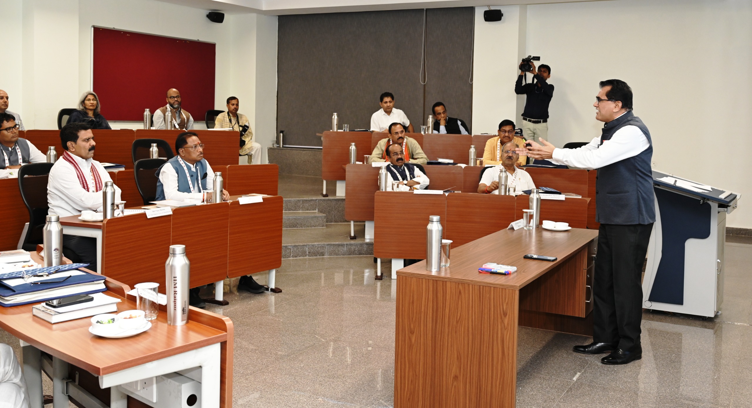 Discussion on preparing the road map for developed Chhattisgarh, Chhattisgarh government held discussions with renowned experts of the country on good governance and development, Indian Institute of Management, Raipur, Khabargali