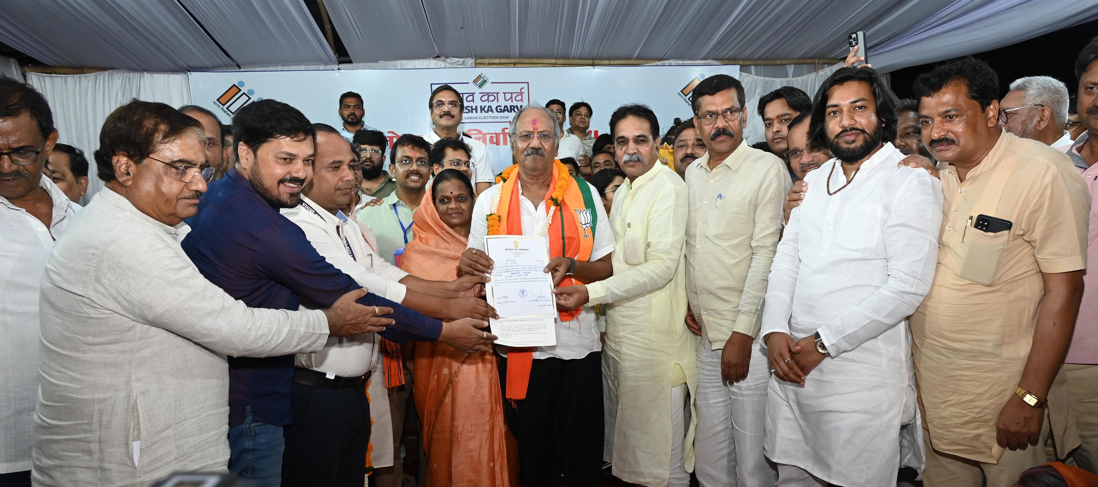 Raipur: BJP candidate Brijmohan Agarwal once again created history on Tuesday in the Lok Sabha elections, defeating the nearest rival Congress candidate Vikas Upadhyay by 5,75,285 votes, Chhattisgarh, Khabargali