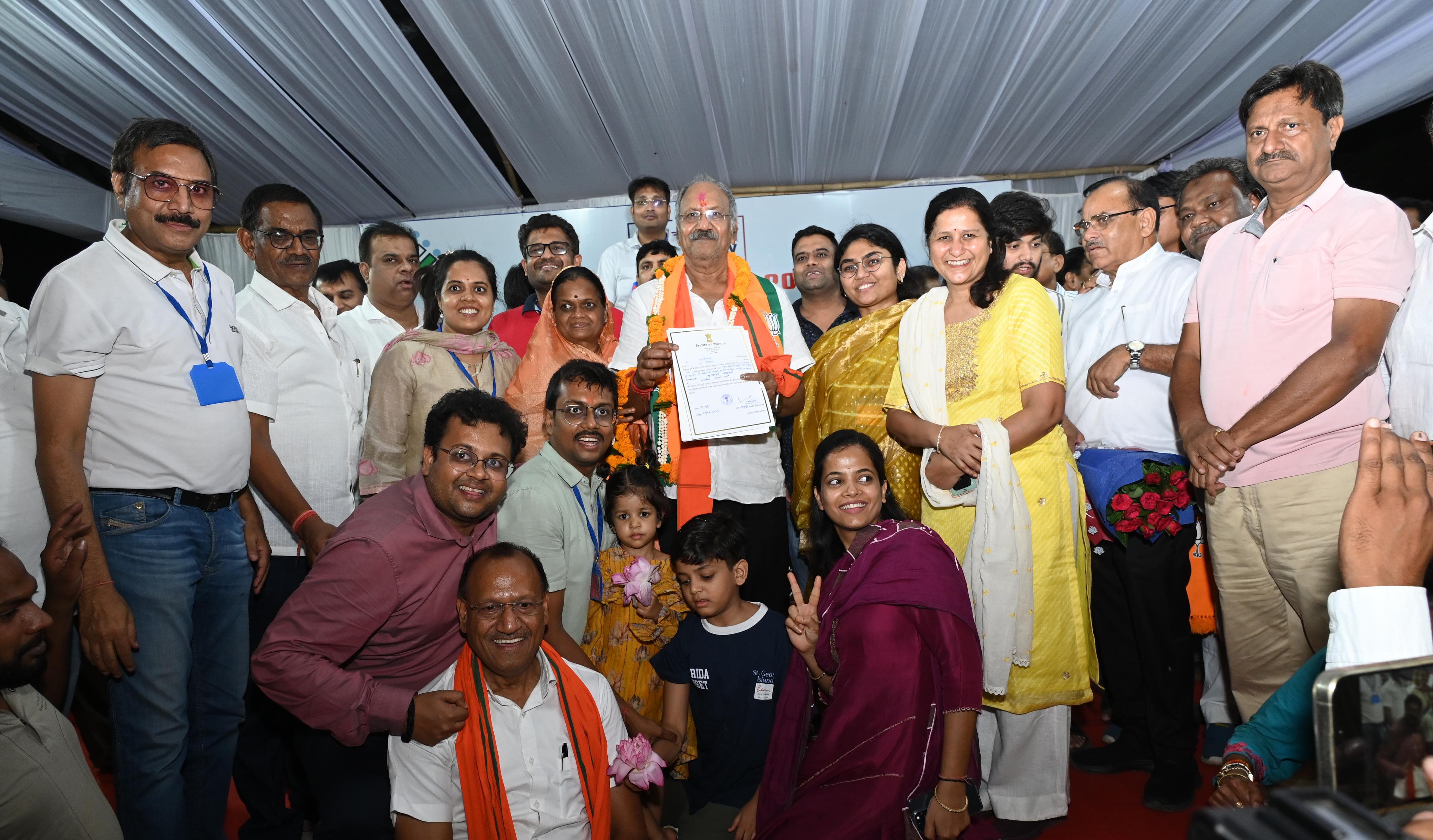 Raipur: BJP candidate Brijmohan Agarwal once again created history on Tuesday in the Lok Sabha elections, defeating the nearest rival Congress candidate Vikas Upadhyay by 5,75,285 votes, Chhattisgarh, Khabargali