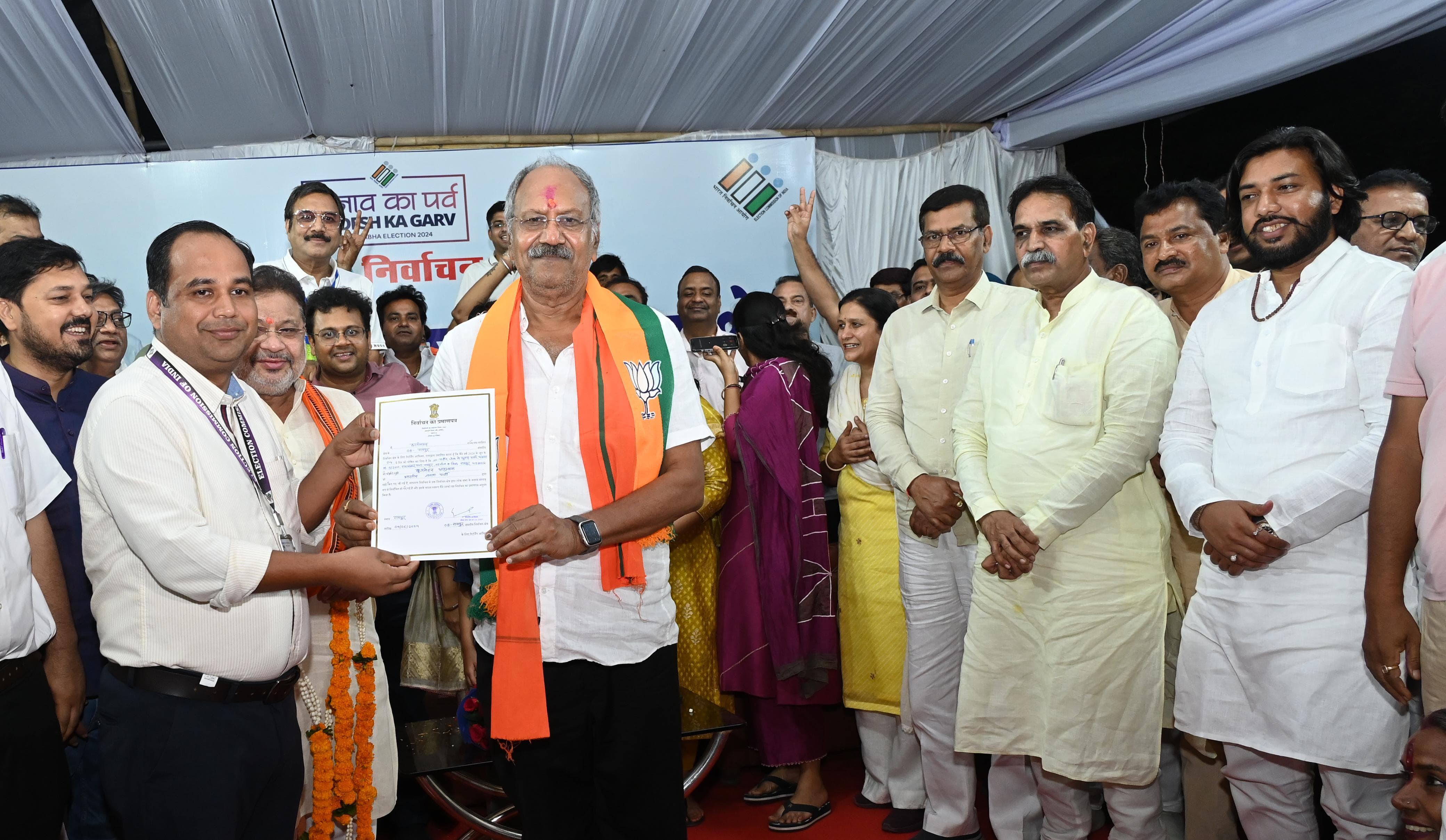 Raipur: BJP candidate Brijmohan Agarwal once again created history on Tuesday in the Lok Sabha elections, defeating the nearest rival Congress candidate Vikas Upadhyay by 5,75,285 votes, Chhattisgarh, Khabargali