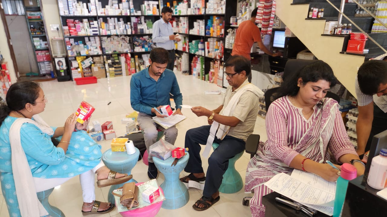 Food and Drug Administration's surprise inspection, samples of suspicious medicines and food supplements were taken, Raipur, Chhattisgarh, Khabargali