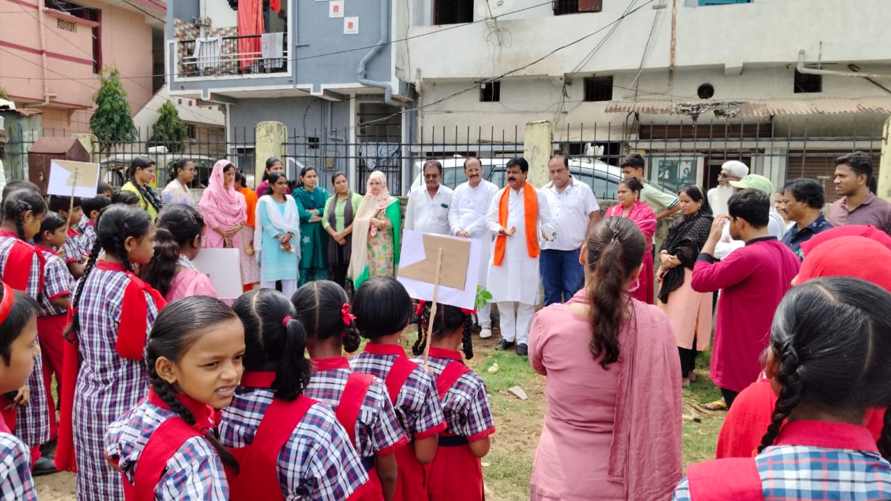 Tree plantation was done in Hind English Medium School under the scheme 'One tree in the name of mother'. Sanjay Shrivastava, State General Secretary, Bharatiya Janata Party and President, Shri Mirza Ejaz Beg, State Working Committee Member, Bharatiya Janata Party. Chairman of Tree Plantation Programme, Mirza Ejaz Beg, Hajjan Rehana Begum, President, Hind English Medium School, Nasir Khan, Amir Beg, Mohammad Qasim, Sheikh Faheem, Khalil Bhai, Raipur, Chhattisgarh, Khabargali