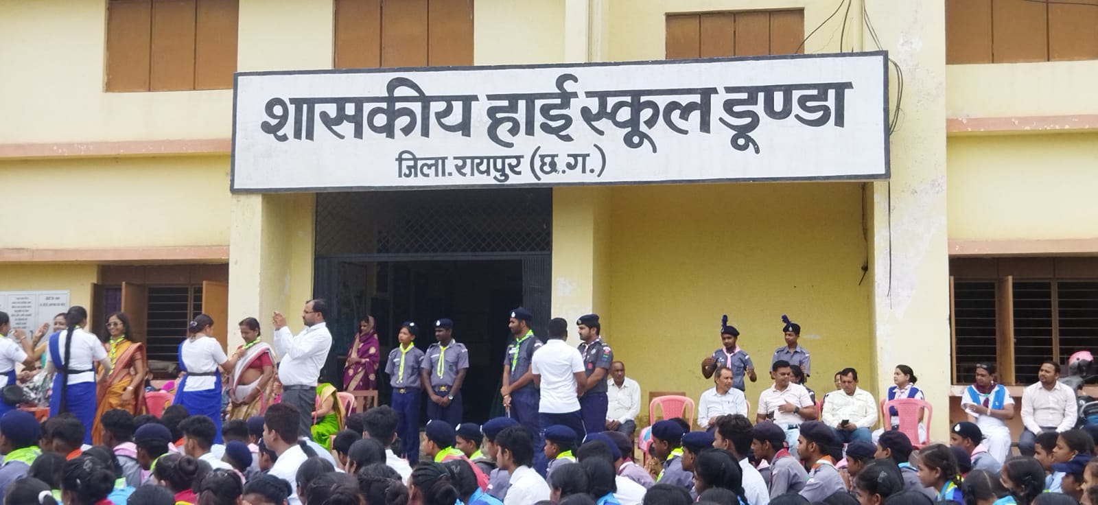 Scouts - Guides of Shri Gujarati School planted trees under "Ek Paudha Maa Ke Naam Abhiyan", Awadhesh Kumar Dwivedi IRS Senior Division Manager Railway Raipur, Bharat Scouts and Guides State Chief Commissioner Dr. Somnath Yadav and State Secretary Kailash Soni, Anees Memon Principal Shri Gujarati U. Ma. School, Sector - 4, Devendra Nagar, Raipur, Scout Guide Incharge Mrs. Aarti Rajput, Khabargali