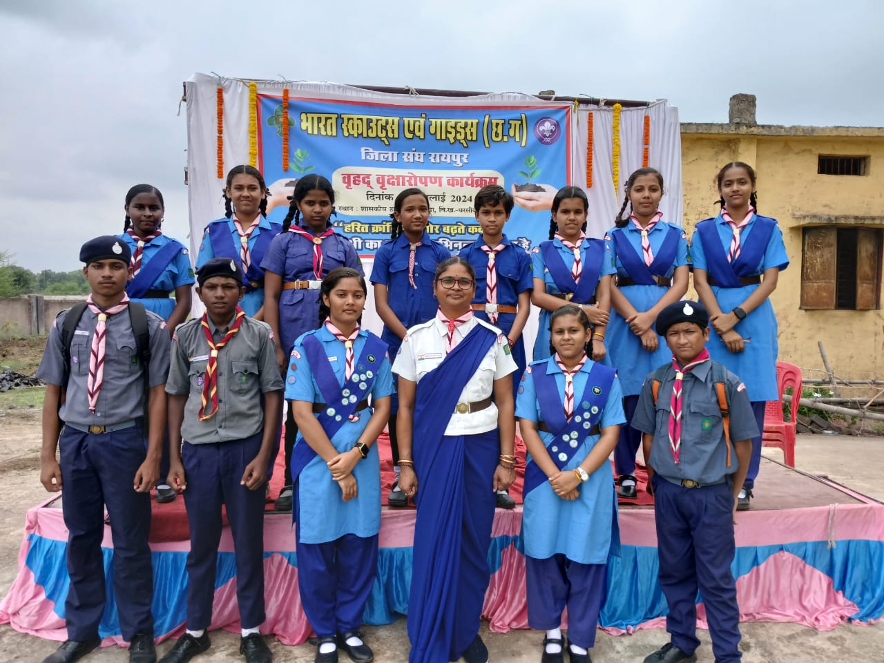 Scouts - Guides of Shri Gujarati School planted trees under "Ek Paudha Maa Ke Naam Abhiyan", Awadhesh Kumar Dwivedi IRS Senior Division Manager Railway Raipur, Bharat Scouts and Guides State Chief Commissioner Dr. Somnath Yadav and State Secretary Kailash Soni, Anees Memon Principal Shri Gujarati U. Ma. School, Sector - 4, Devendra Nagar, Raipur, Scout Guide Incharge Mrs. Aarti Rajput, Khabargali