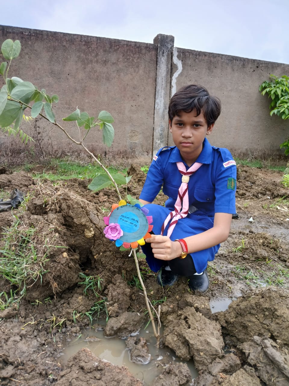 Scouts - Guides of Shri Gujarati School planted trees under "Ek Paudha Maa Ke Naam Abhiyan", Awadhesh Kumar Dwivedi IRS Senior Division Manager Railway Raipur, Bharat Scouts and Guides State Chief Commissioner Dr. Somnath Yadav and State Secretary Kailash Soni, Anees Memon Principal Shri Gujarati U. Ma. School, Sector - 4, Devendra Nagar, Raipur, Scout Guide Incharge Mrs. Aarti Rajput, Khabargali