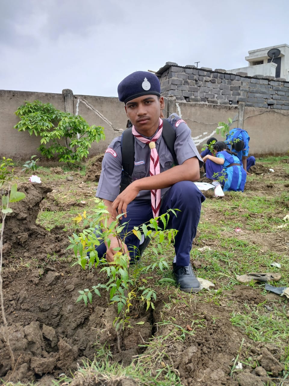 Scouts - Guides of Shri Gujarati School planted trees under "Ek Paudha Maa Ke Naam Abhiyan", Awadhesh Kumar Dwivedi IRS Senior Division Manager Railway Raipur, Bharat Scouts and Guides State Chief Commissioner Dr. Somnath Yadav and State Secretary Kailash Soni, Anees Memon Principal Shri Gujarati U. Ma. School, Sector - 4, Devendra Nagar, Raipur, Scout Guide Incharge Mrs. Aarti Rajput, Khabargali