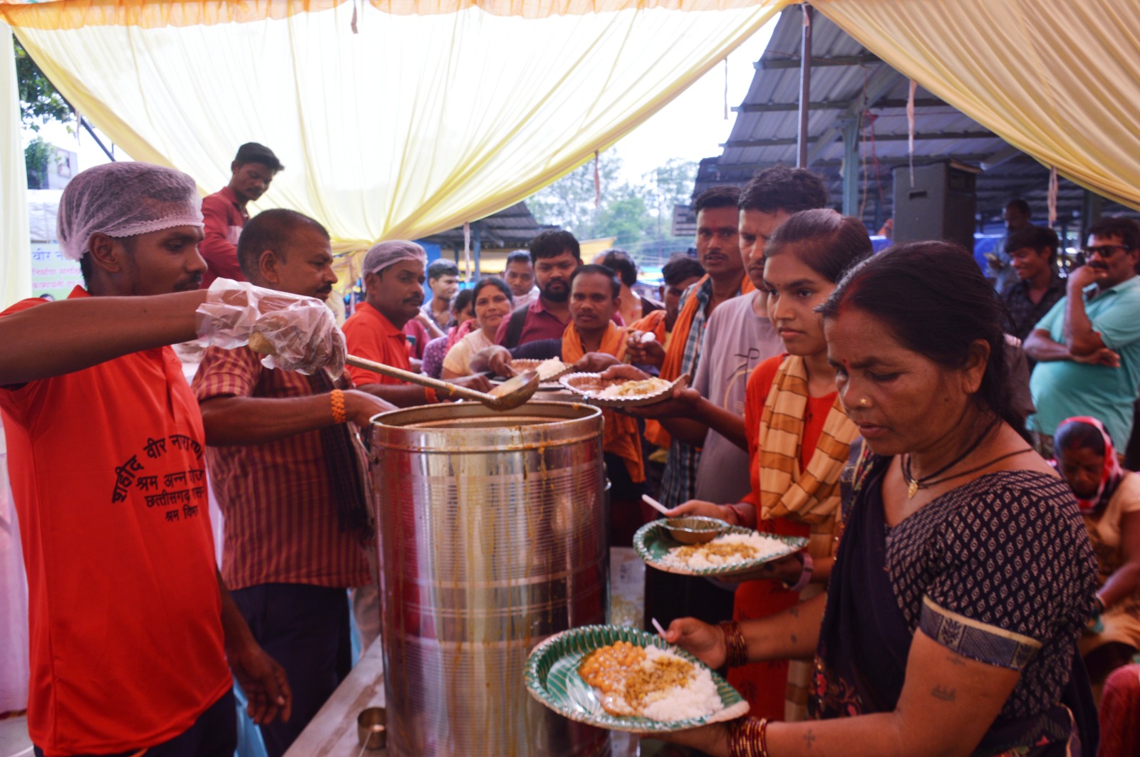 Provision of full meal for Rs. 5 started for the workers, Labor Minister Lakhan Lal Devangan inaugurated Shaheed Veer Narayan Singh Shram Anna Yojana in Budhwari Bazaar