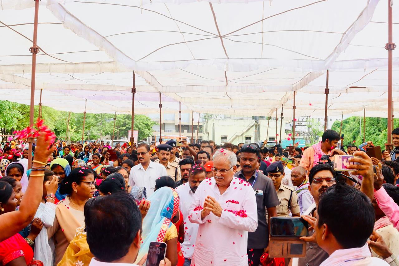 Bhupesh Baghel, Sushil Sunny Agarwal, former president of Chhattisgarh Building and Other Construction Workers Board, Raipur, Chhattisgarh, Khabargali attended the state level convention of Cook Development Federation