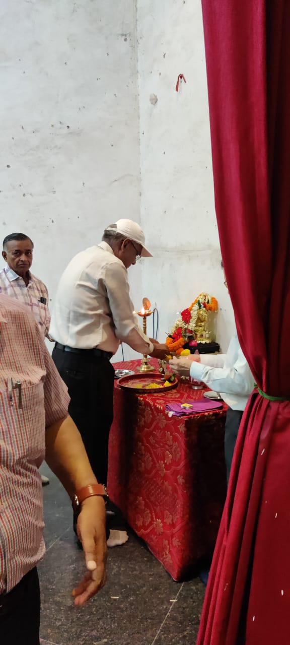Guru Purnima festival program was celebrated in a simple and dignified manner in Shri Gujarati U. Ma. School, School Management Committee, Shri Gujarati Teaching Association President Narayan Bhai Patel, Vice President Ashok Bhai Patel, Sunil Pandya, School Principal Anees Memon, Raipur, Chhattisgarh, Khabargali