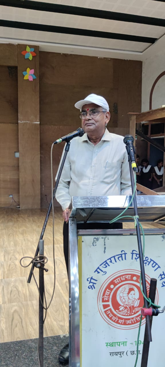 Guru Purnima festival program was celebrated in a simple and dignified manner in Shri Gujarati U. Ma. School, School Management Committee, Shri Gujarati Teaching Association President Narayan Bhai Patel, Vice President Ashok Bhai Patel, Sunil Pandya, School Principal Anees Memon, Raipur, Chhattisgarh, Khabargali