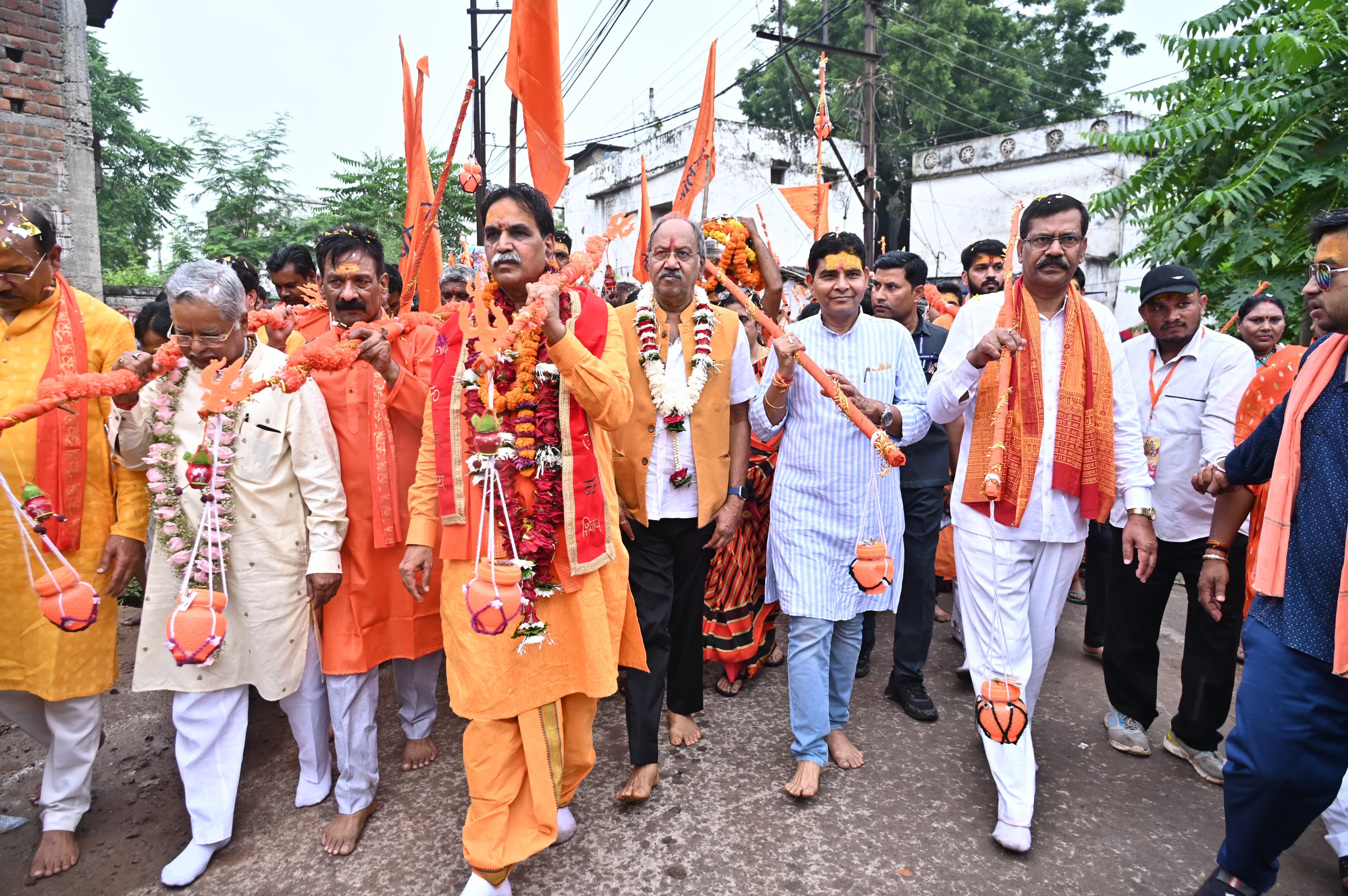 Grand Kanwar Yatra started in Raipur, CM Vishnudev Sai, former CM Raman Singh took Kanwar, grand event is organized every year under the leadership of Moonat, Kanwar Yatra lasted for 6 hours, Shiva devotees performed Jalabhishek of Hatkeshwarnath, Raipur, Chhattisgarh, Khabargali