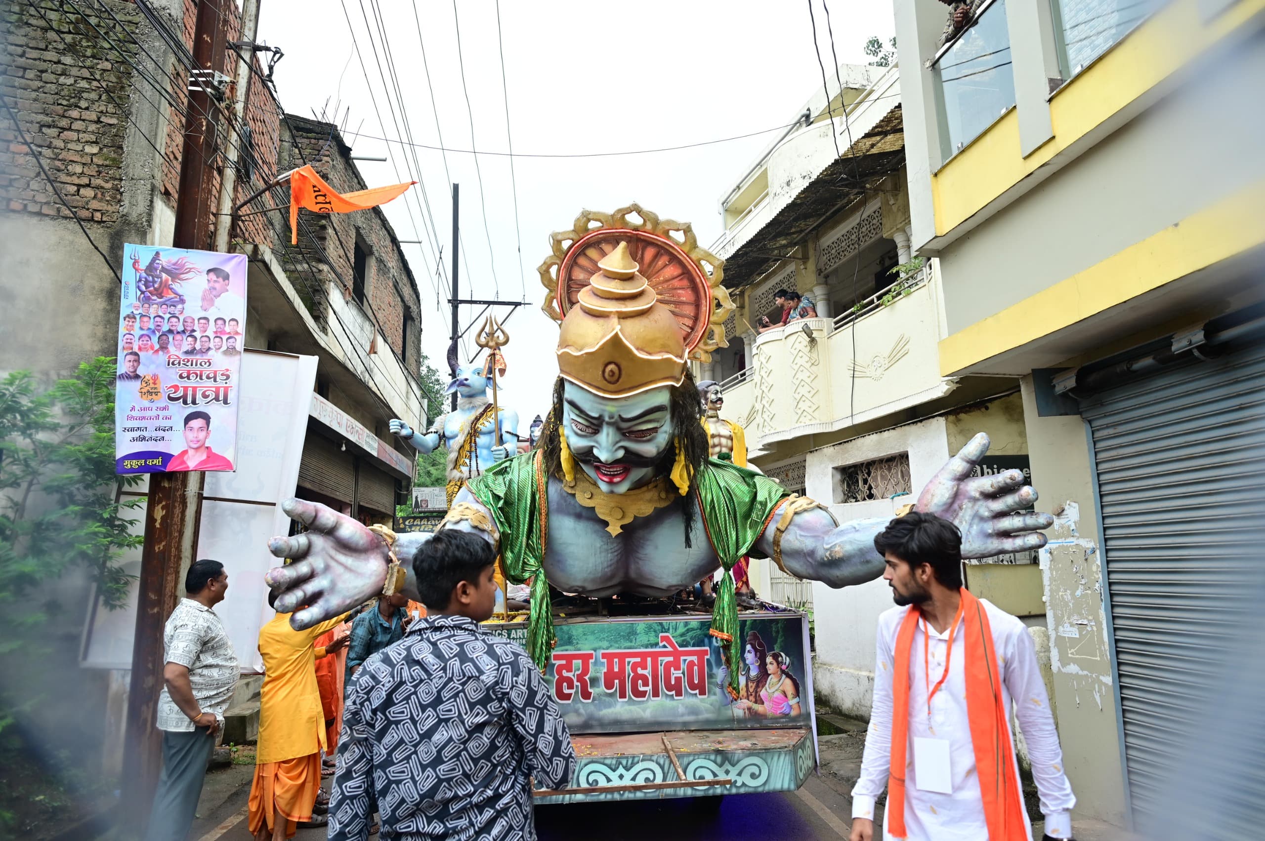 Grand Kanwar Yatra started in Raipur, CM Vishnudev Sai, former CM Raman Singh took Kanwar, grand event is organized every year under the leadership of Moonat, Kanwar Yatra lasted for 6 hours, Shiva devotees performed Jalabhishek of Hatkeshwarnath, Raipur, Chhattisgarh, Khabargali