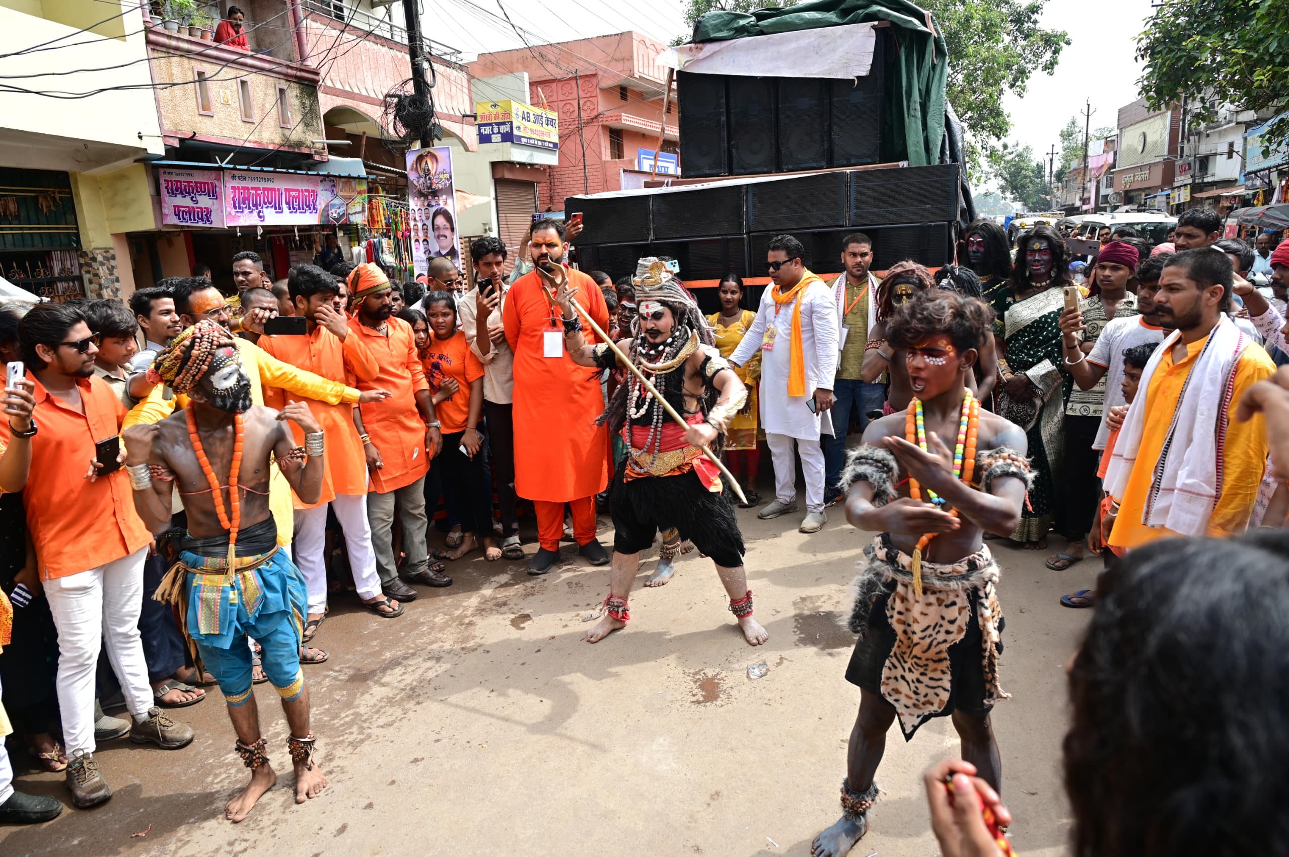 Grand Kanwar Yatra started in Raipur, CM Vishnudev Sai, former CM Raman Singh took Kanwar, grand event is organized every year under the leadership of Moonat, Kanwar Yatra lasted for 6 hours, Shiva devotees performed Jalabhishek of Hatkeshwarnath, Raipur, Chhattisgarh, Khabargali