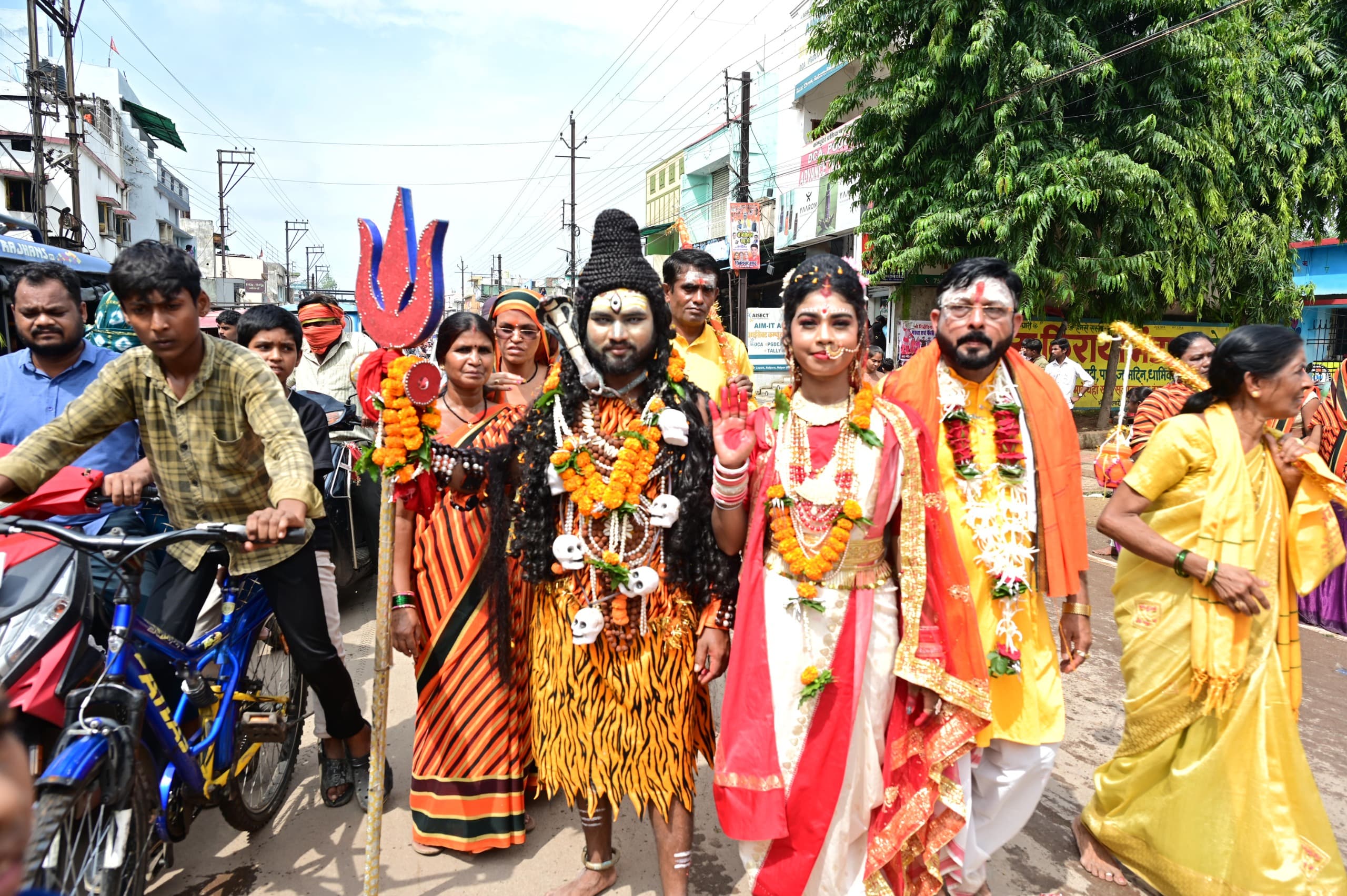 Grand Kanwar Yatra started in Raipur, CM Vishnudev Sai, former CM Raman Singh took Kanwar, grand event is organized every year under the leadership of Moonat, Kanwar Yatra lasted for 6 hours, Shiva devotees performed Jalabhishek of Hatkeshwarnath, Raipur, Chhattisgarh, Khabargali