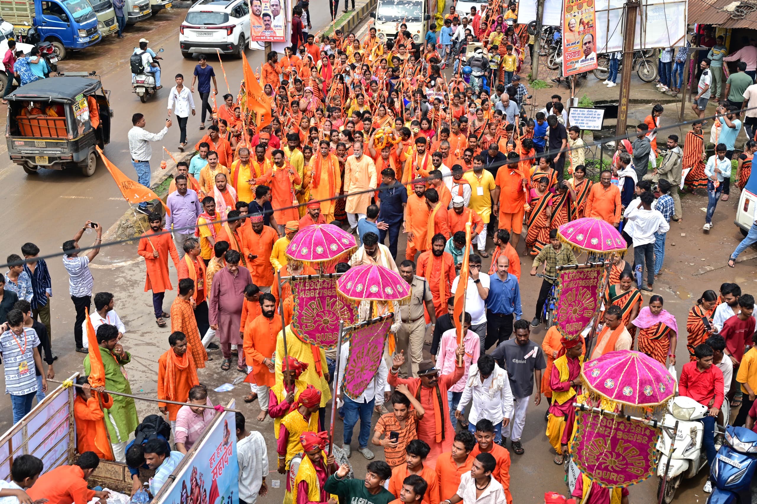 Grand Kanwar Yatra started in Raipur, CM Vishnudev Sai, former CM Raman Singh took Kanwar, grand event is organized every year under the leadership of Moonat, Kanwar Yatra lasted for 6 hours, Shiva devotees performed Jalabhishek of Hatkeshwarnath, Raipur, Chhattisgarh, Khabargali