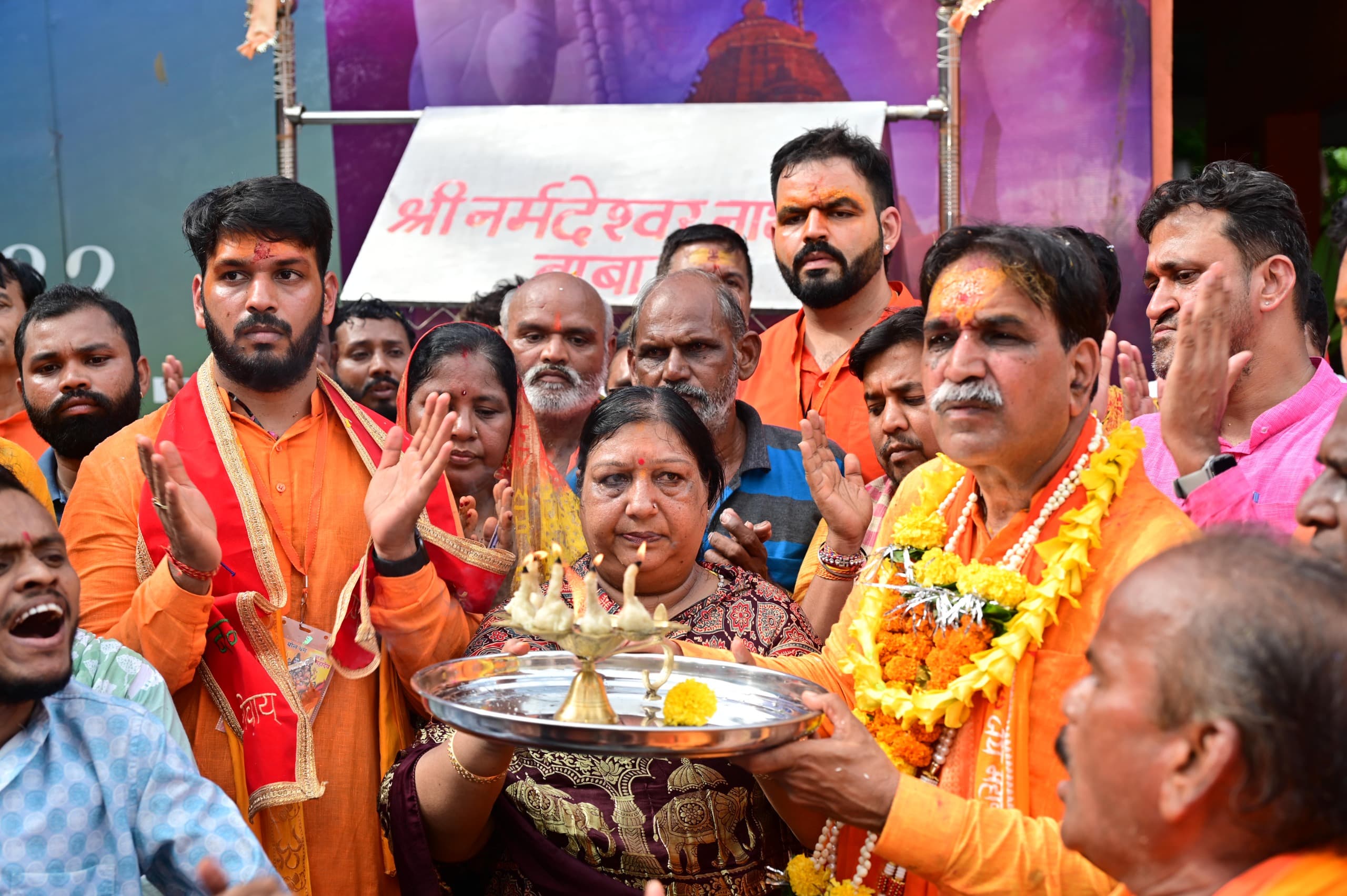 Grand Kanwar Yatra started in Raipur, CM Vishnudev Sai, former CM Raman Singh took Kanwar, grand event is organized every year under the leadership of Moonat, Kanwar Yatra lasted for 6 hours, Shiva devotees performed Jalabhishek of Hatkeshwarnath, Raipur, Chhattisgarh, Khabargali