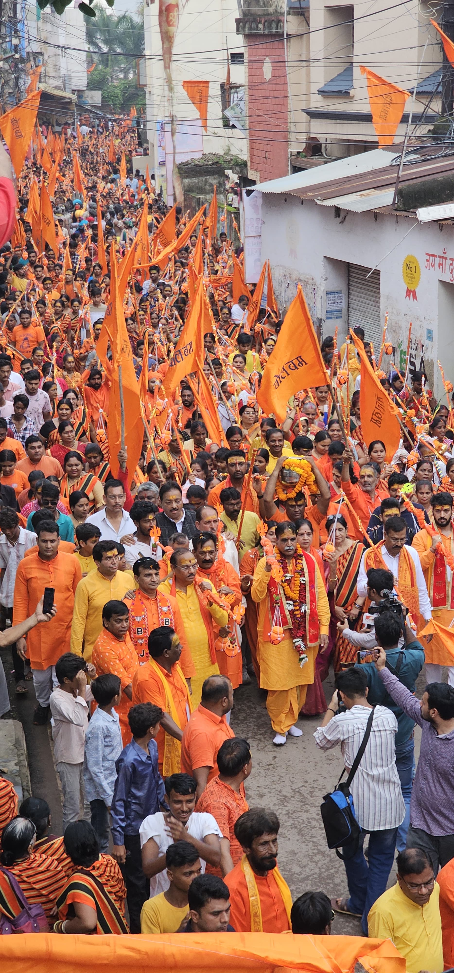 Grand Kanwar Yatra started in Raipur, CM Vishnudev Sai, former CM Raman Singh took Kanwar, grand event is organized every year under the leadership of Moonat, Kanwar Yatra lasted for 6 hours, Shiva devotees performed Jalabhishek of Hatkeshwarnath, Raipur, Chhattisgarh, Khabargali
