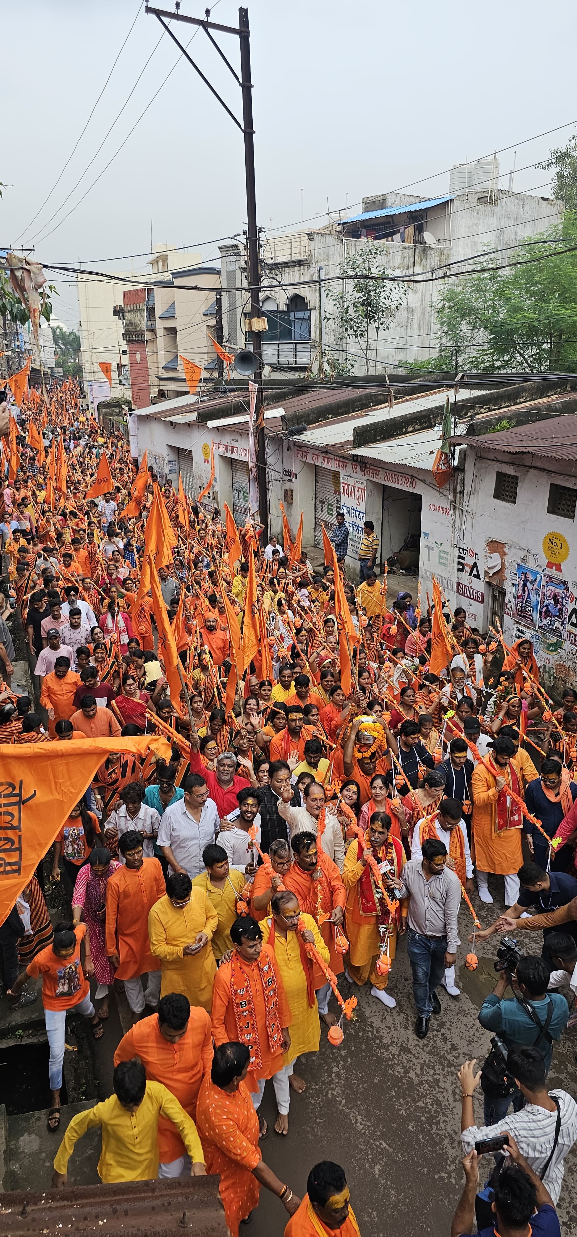 Grand Kanwar Yatra started in Raipur, CM Vishnudev Sai, former CM Raman Singh took Kanwar, grand event is organized every year under the leadership of Moonat, Kanwar Yatra lasted for 6 hours, Shiva devotees performed Jalabhishek of Hatkeshwarnath, Raipur, Chhattisgarh, Khabargali